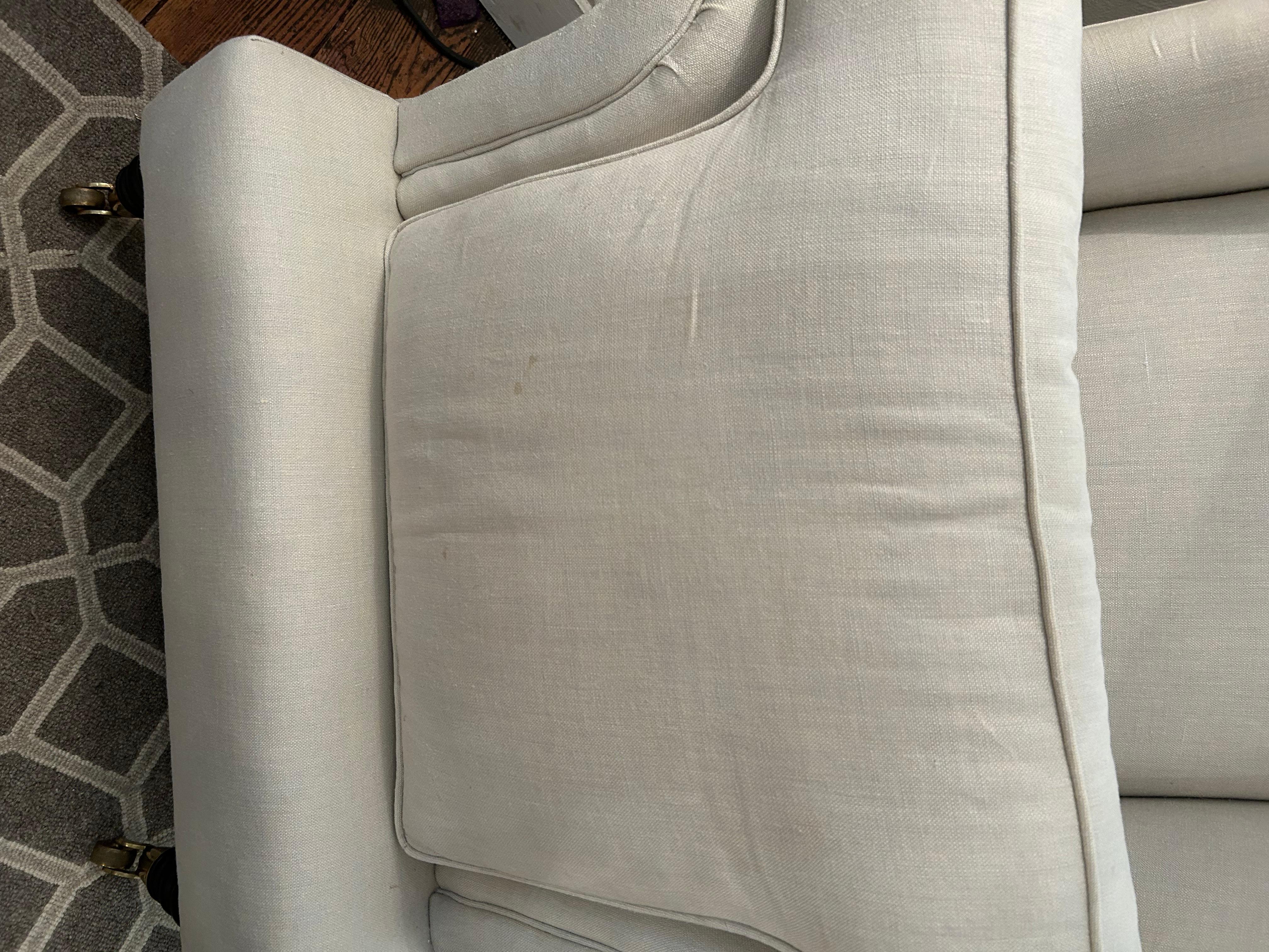 Silla grande con respaldo tapizada en lino y con ruedas en venta 7