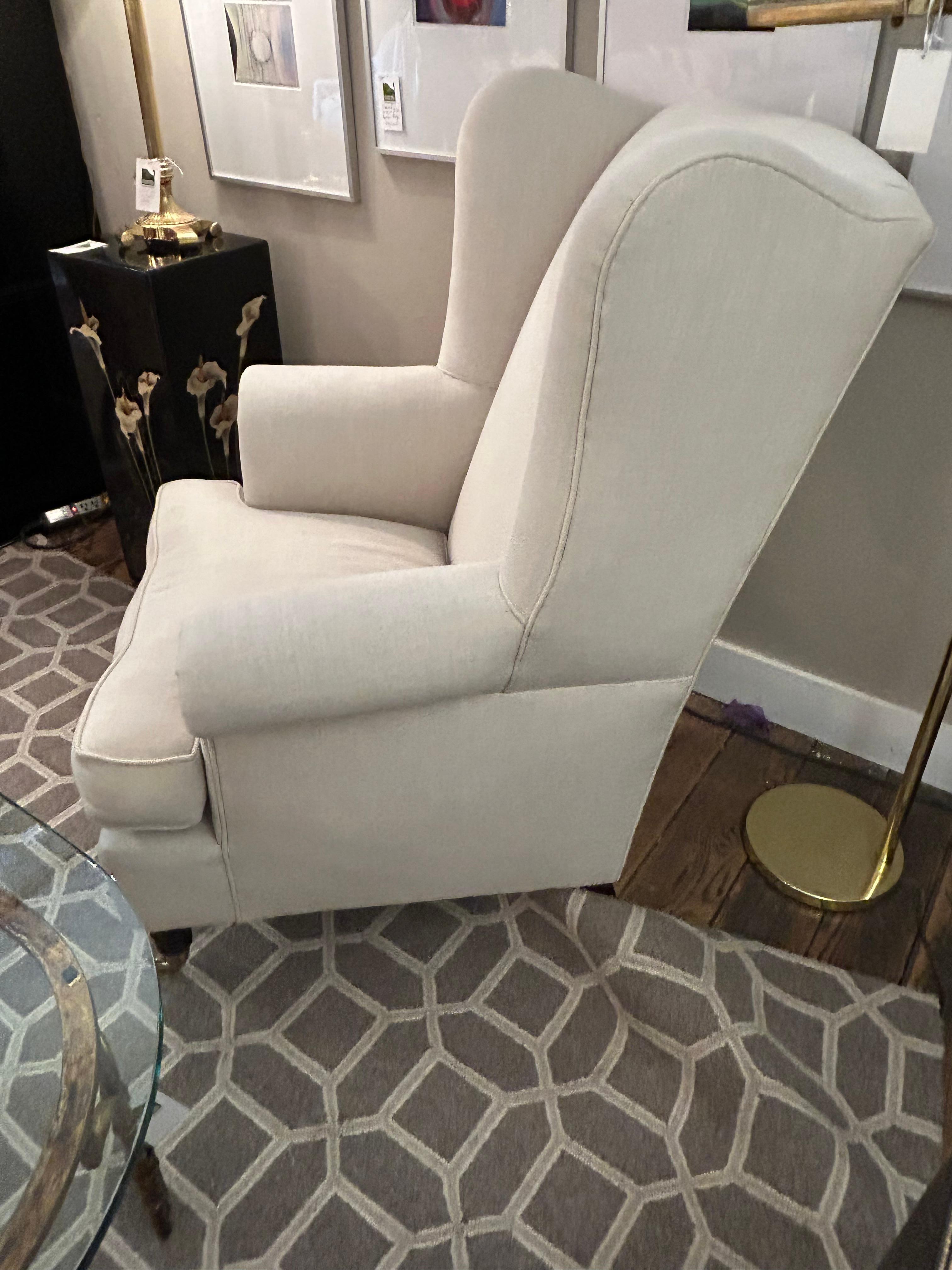 Silla grande con respaldo tapizada en lino y con ruedas clásico estadounidense en venta