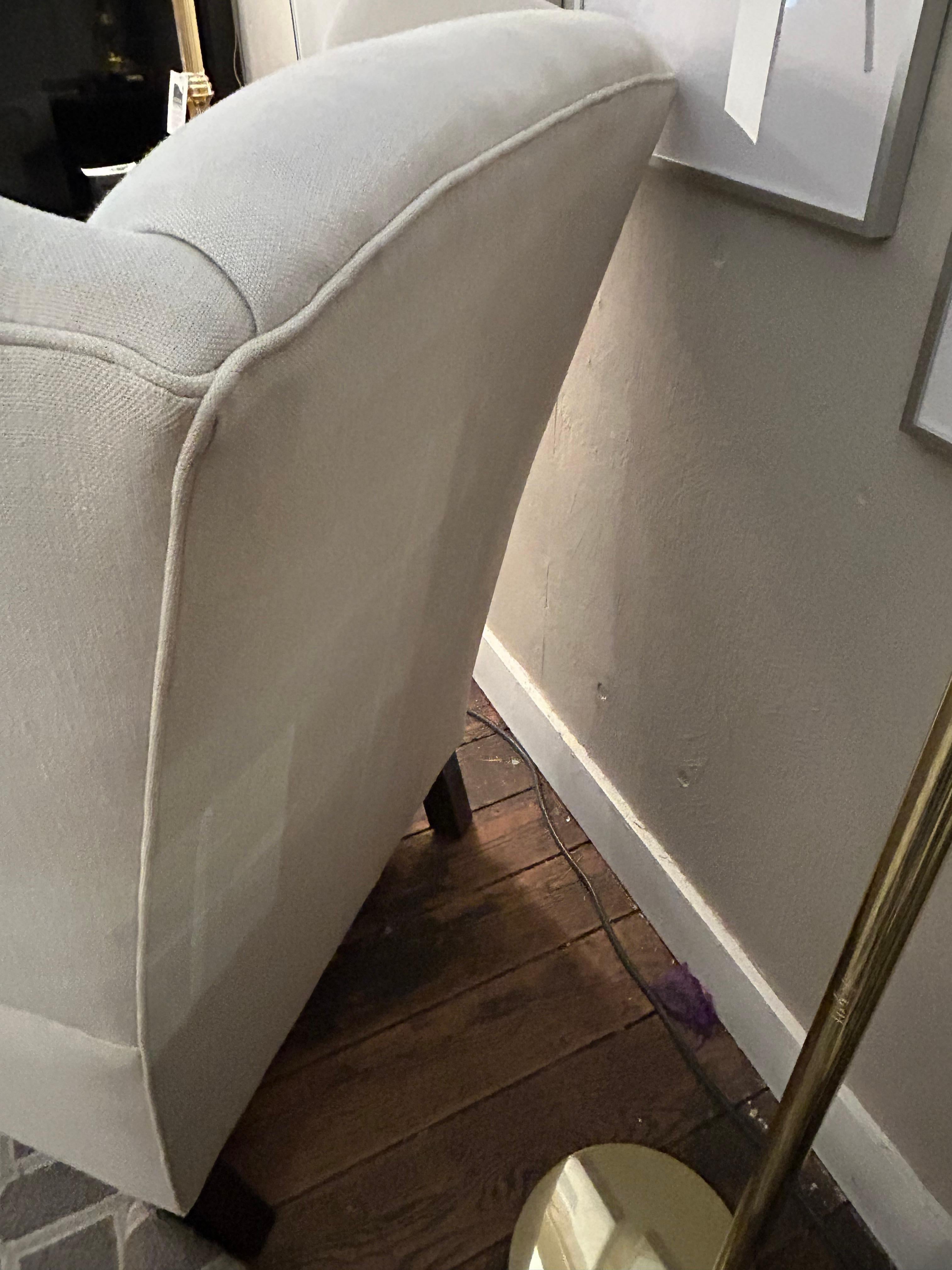 Silla grande con respaldo tapizada en lino y con ruedas Estadounidense en venta
