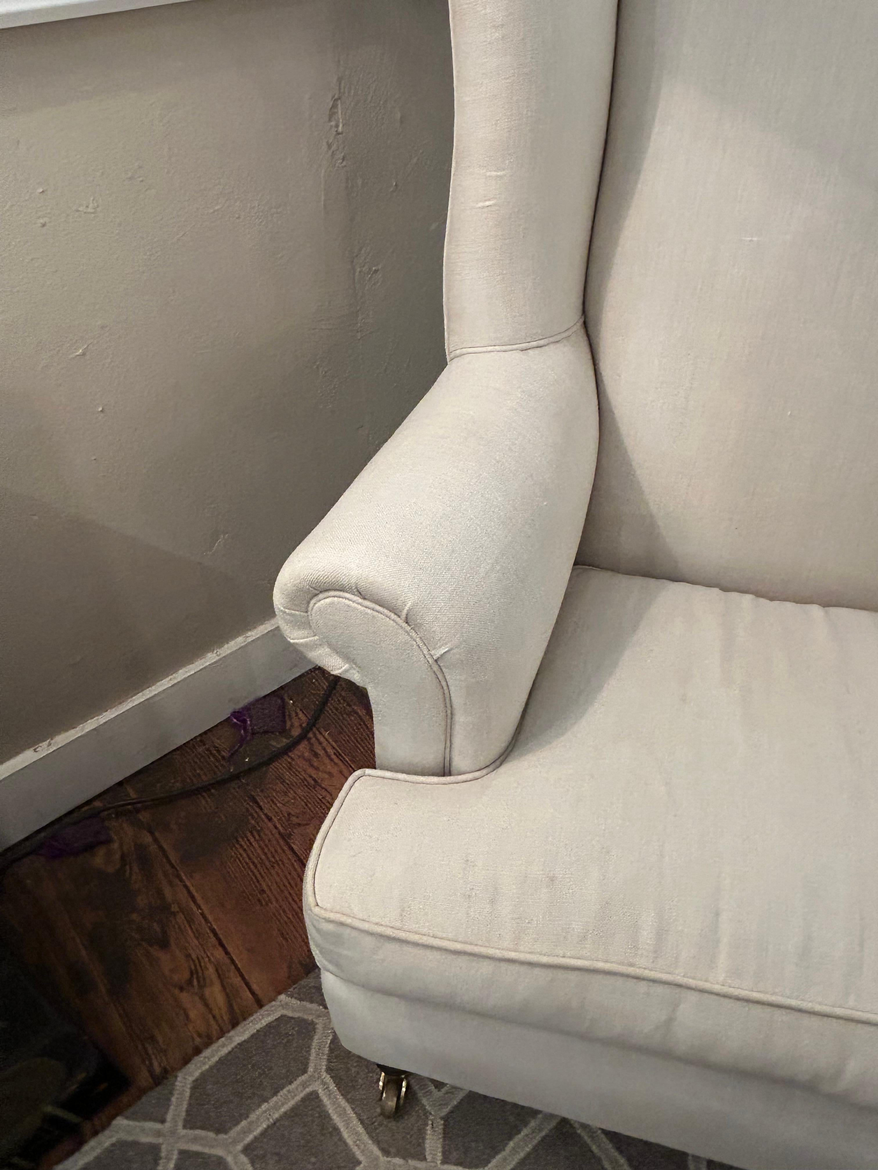 Silla grande con respaldo tapizada en lino y con ruedas en Bueno estado para la venta en Hopewell, NJ