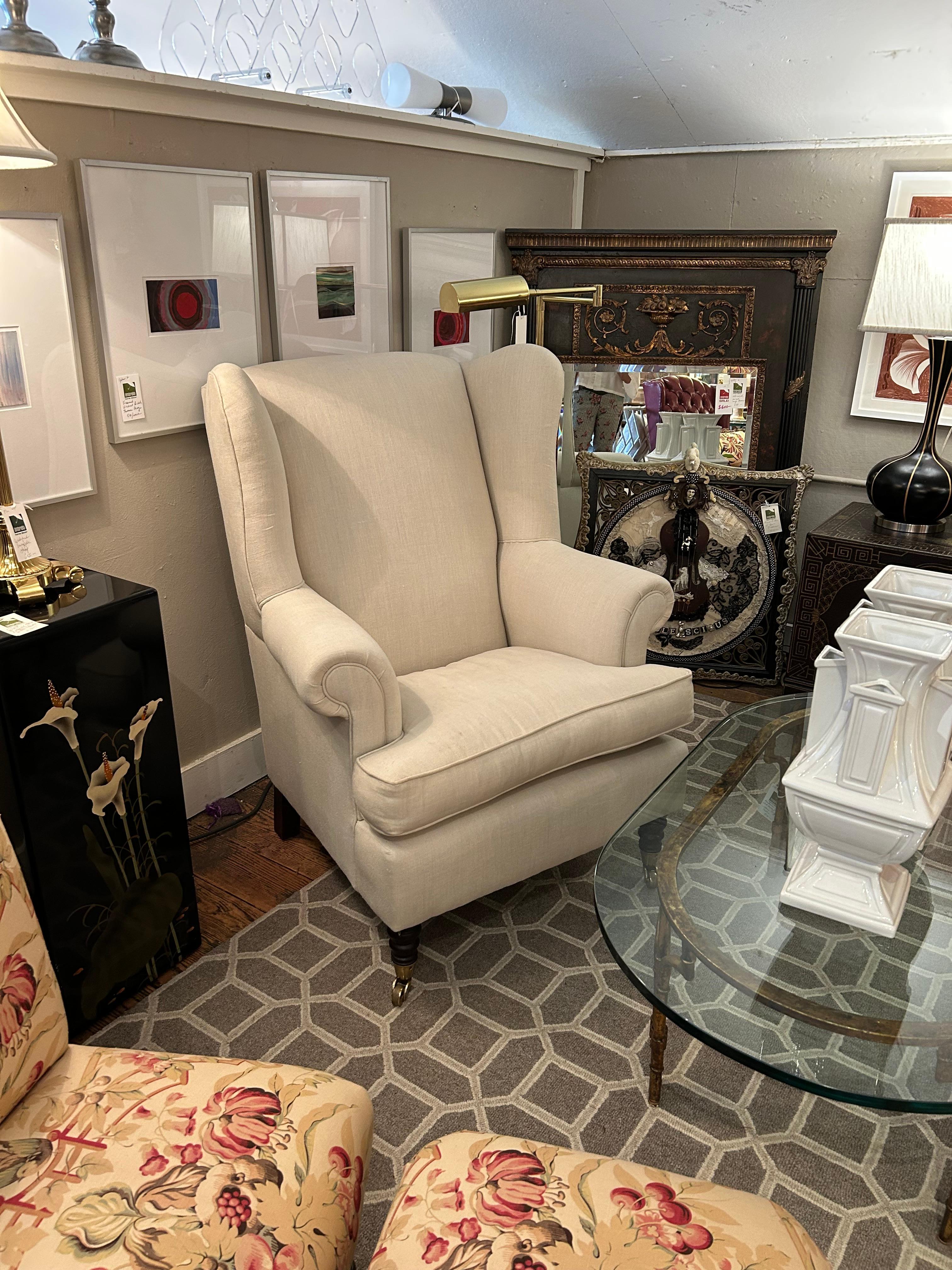 Silla grande con respaldo tapizada en lino y con ruedas Latón en venta