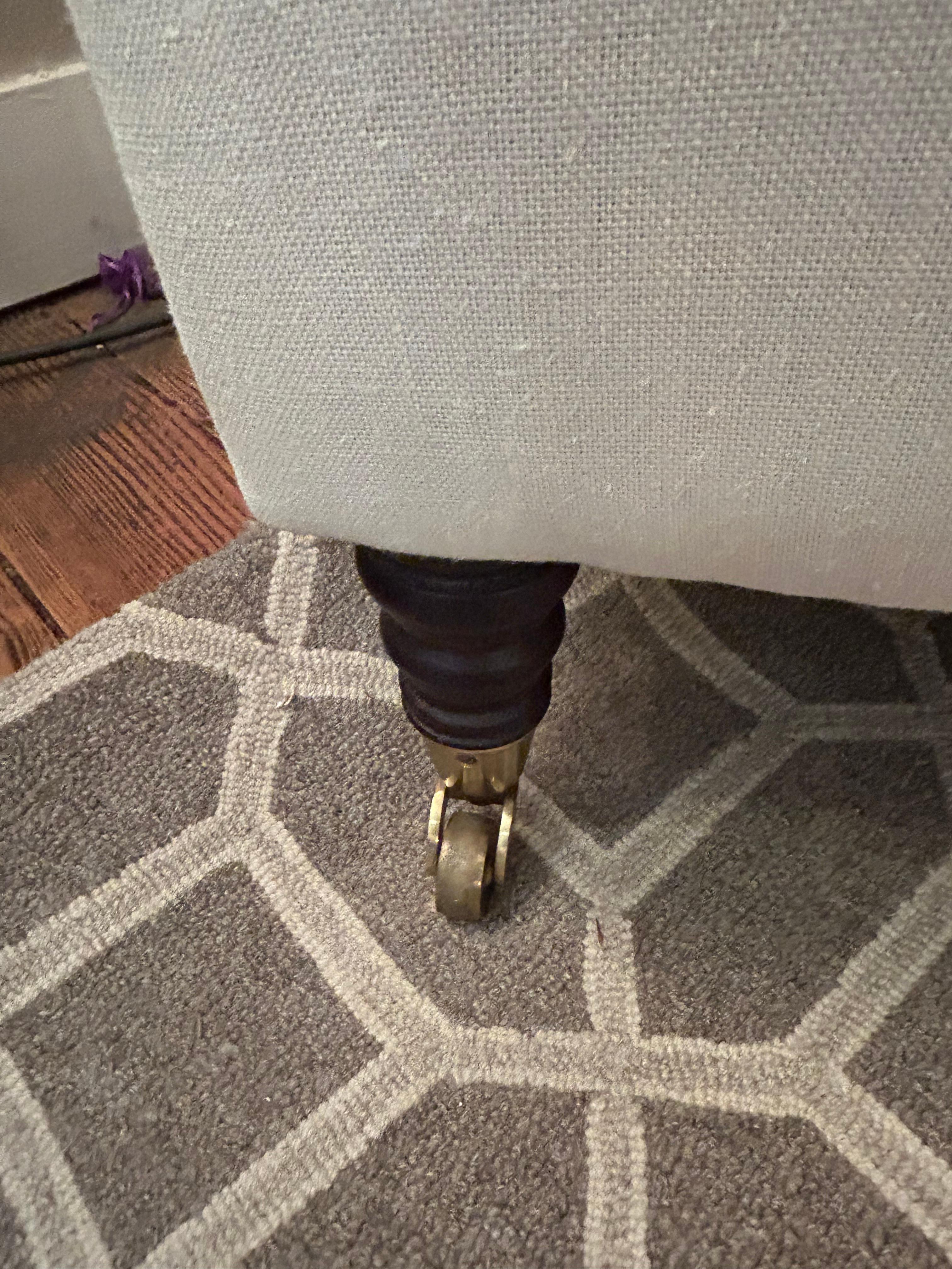 Silla grande con respaldo tapizada en lino y con ruedas en venta 2