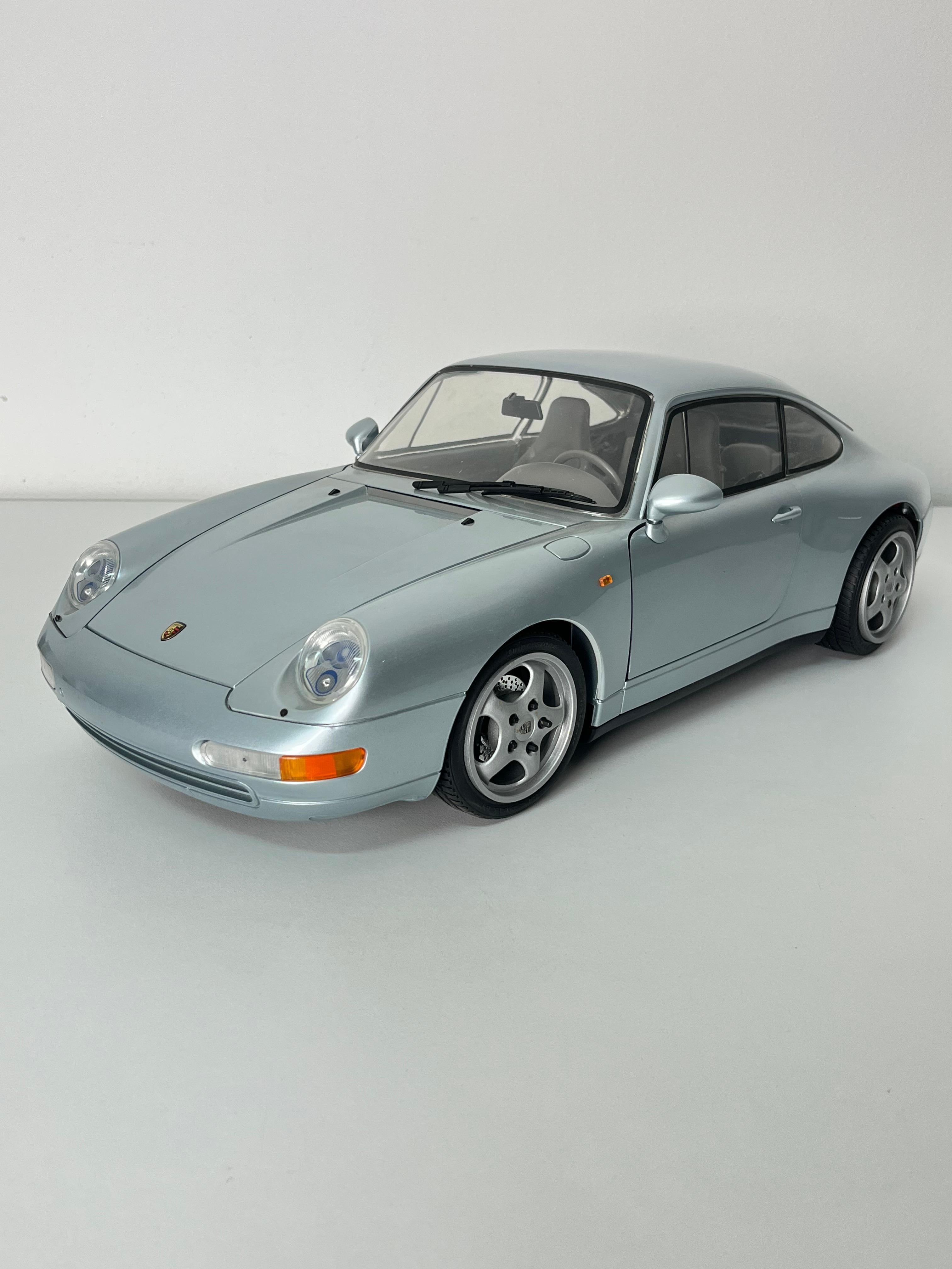 Pocher Rivarossi 1/8 Porsche 993, 1994
Modello statico della gloriosa fabbrica Pocher Rivarossi di Torino, creatrice di modelli in scala di treni e automobili.
Un oggetto raro, difficile da trovare tra i collezionisti di oggi.
Riproduce la