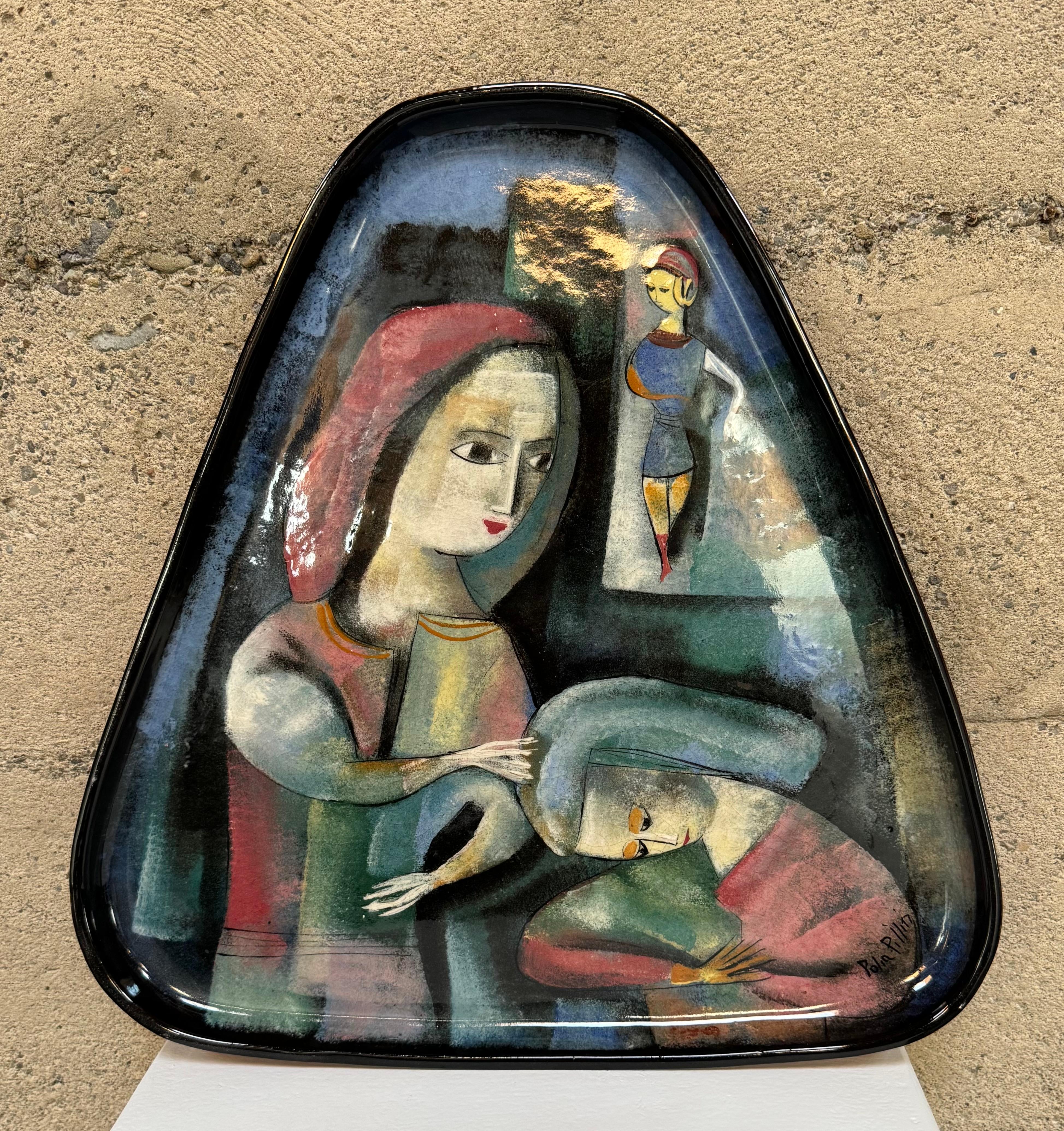 Gran fuente de la ceramista Polia Pillin (1909-1992), de forma triangular, la pieza está compuesta por tres formas abstractas figurativas en cada uno de los tres cuadrantes de la pieza. Pillin utilizó multitud de esmaltes para crear este colorido
