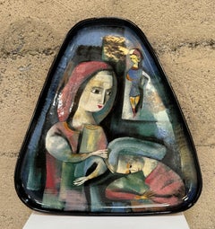 Grand plat triangulaire Polia Pillin avec figures abstraites