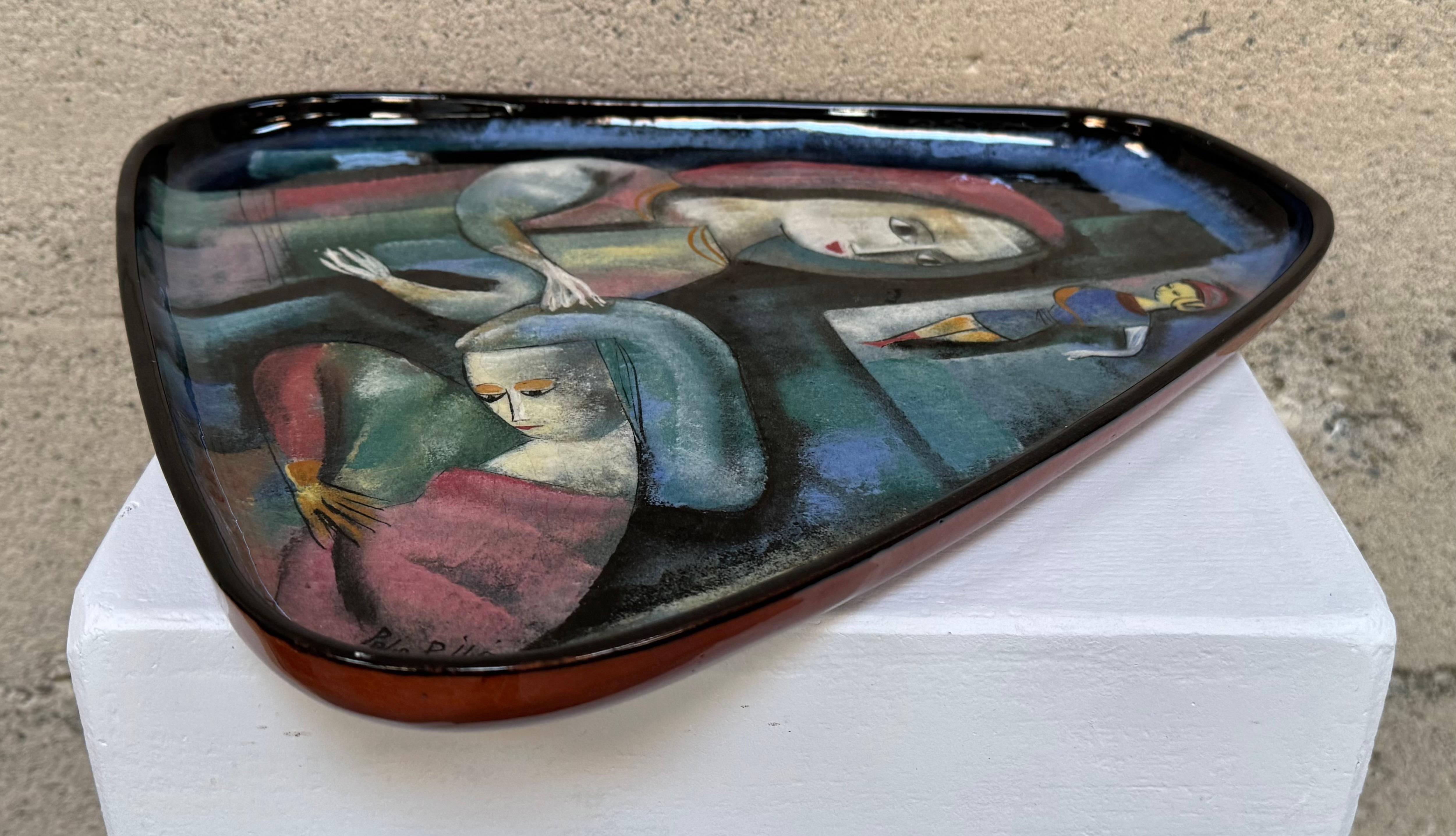 Plato triangular grande Polia Pillin con figuras abstractas mediados del siglo XX en venta