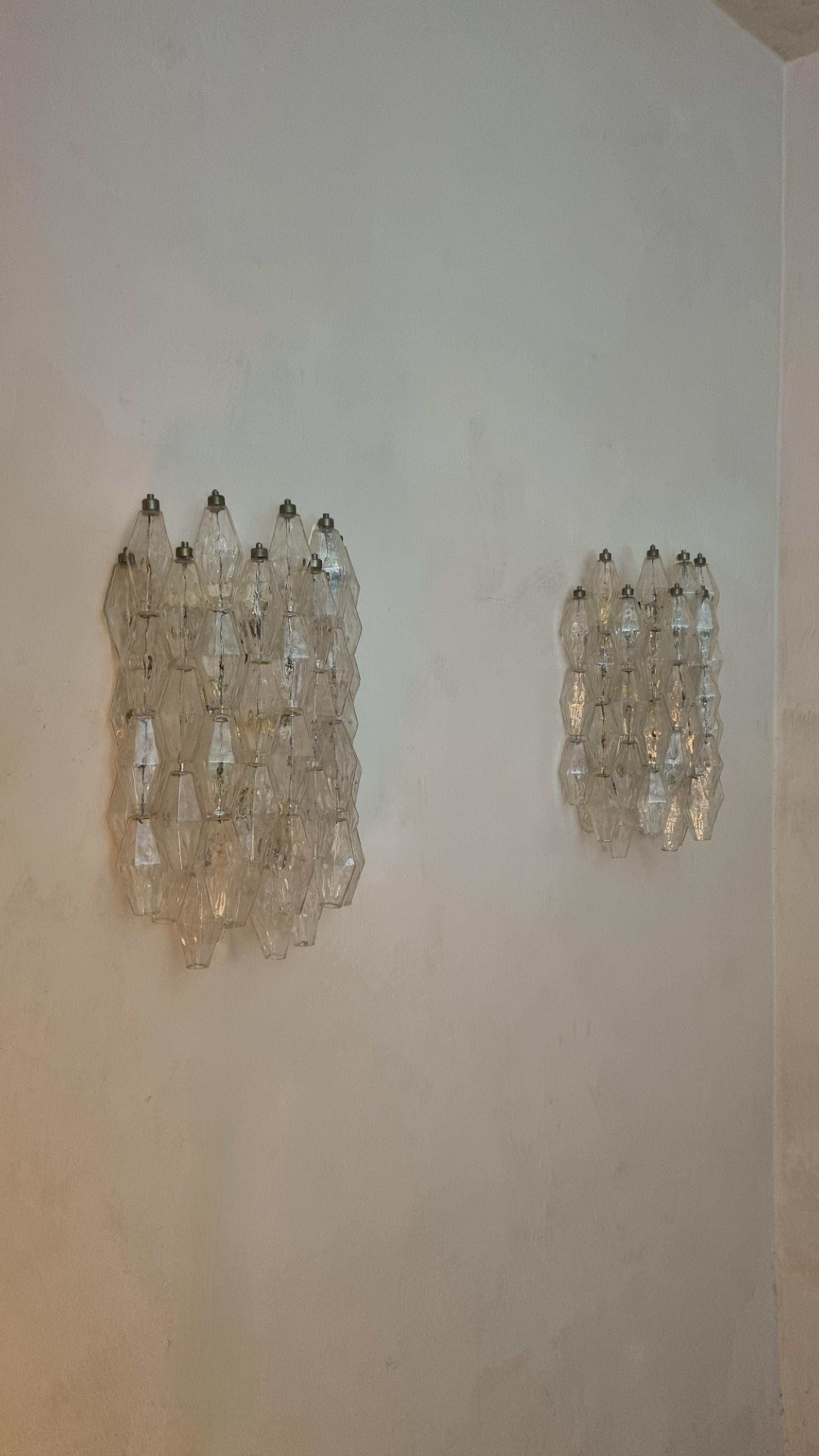 Grandes appliques Poliedri conçues par Carlo Scarpa en 1961 pour la verrerie Venini. 4 appliques disponibles.
Cadre métallique peint, verre soufflé transparent, dans la version rare composée de 48 polyèdres, excellent état, système électrique neuf