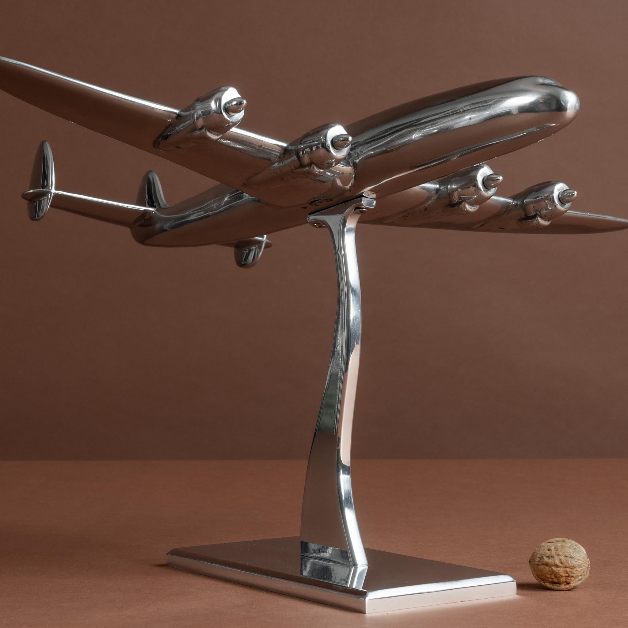 Un meraviglioso modello in alluminio fuso di un aereo Lockheed Super Constellation; circa 1951. Montato su un supporto in alluminio di nuova realizzazione, tutto lucidato a specchio.

Dimensioni: 52,5 cm/20¾ pollici (apertura alare) x 49,5 cm/19½
