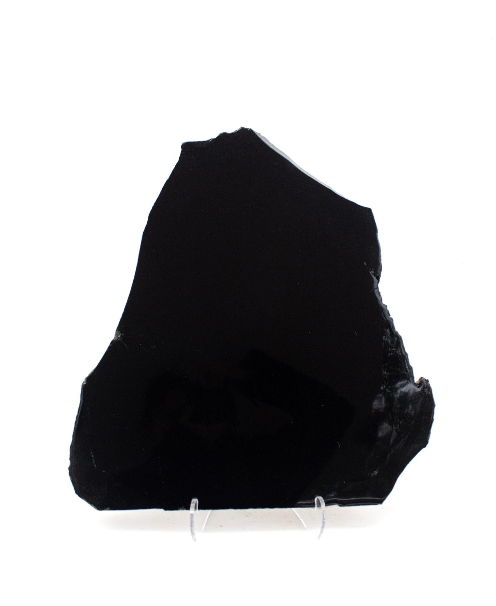 Plaque d'obsidienne noire polie - semblable à celle que les Indiens mexicains utilisaient pour leurs miroirs. 

L'obsidienne est un verre volcanique naturel formé lorsque la lave extrudée d'un volcan se refroidit rapidement avec une croissance