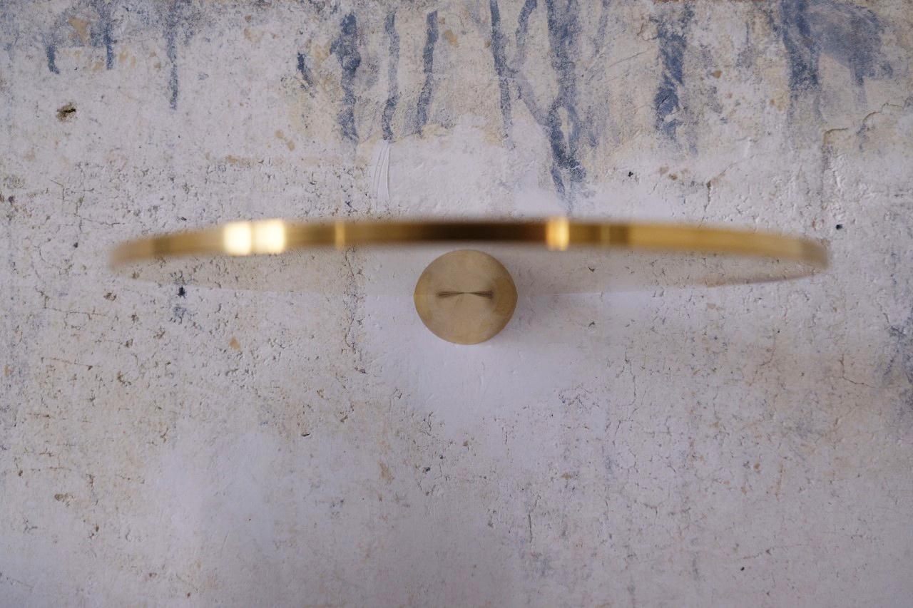 Schwebende Regale aus poliertem Messing, signiert von Chanel Kapitanj
Ein minimalistisches Regalsystem. Wie schwebende Objekte an der Wand. Diese dünnen und ästhetischen Regale, die aus zwei Formen bestehen, einer Platte und einem Kegel,