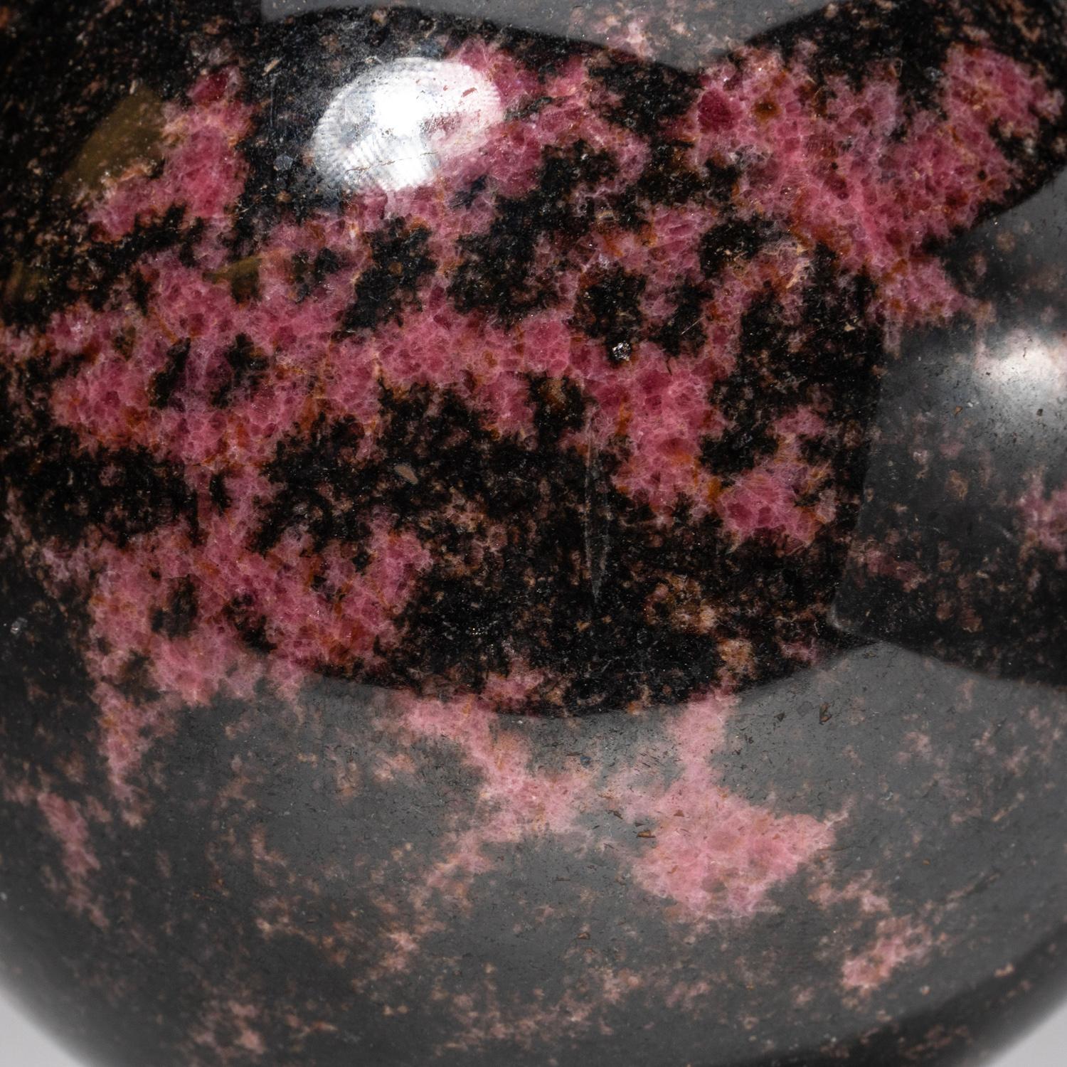 Grande sphère impériale en rhodolite polie de Madagascar (5,25'', 11,4 lbs) Neuf - En vente à New York, NY