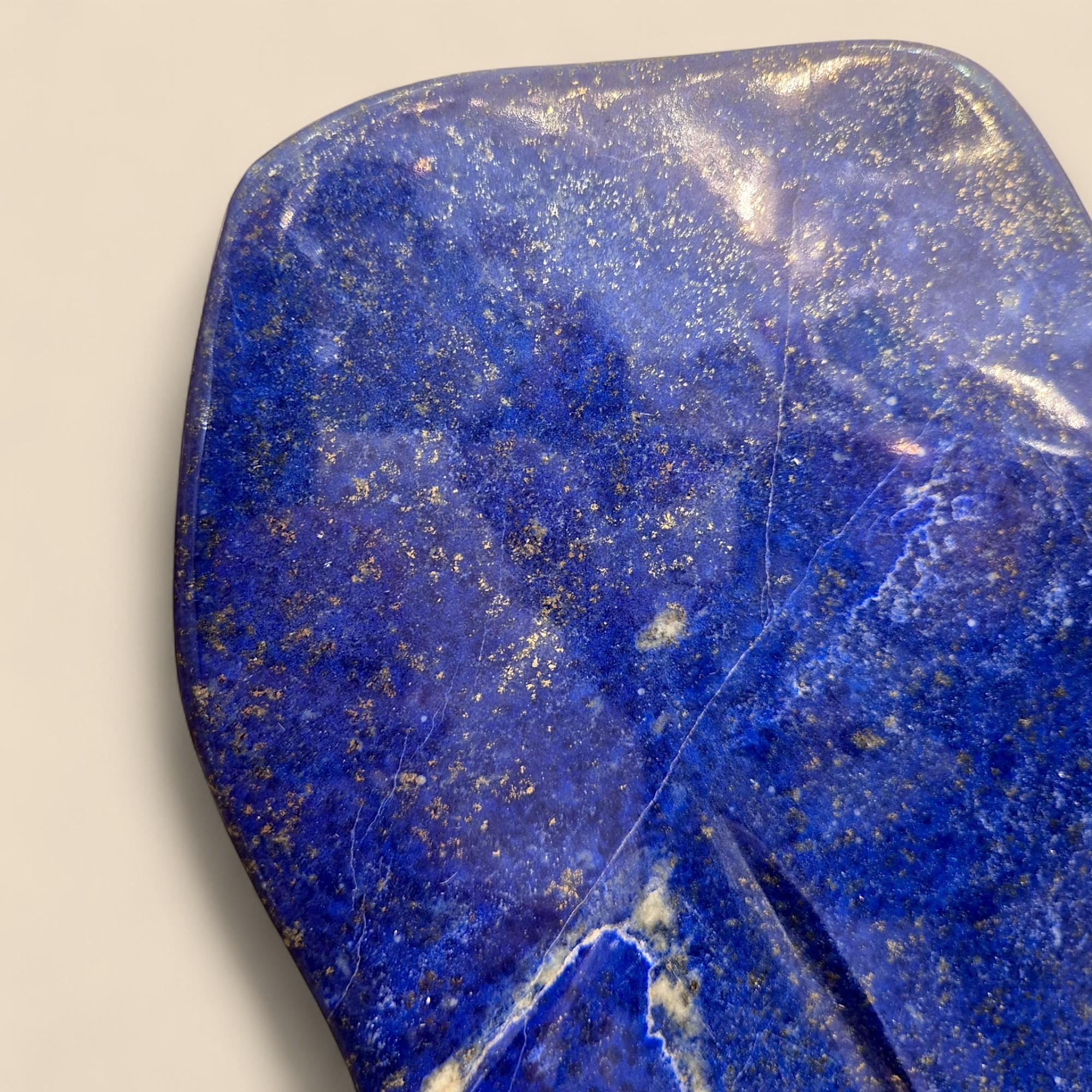 Lapislázuli pulido grande de Afganistán en su forma natural en venta 11