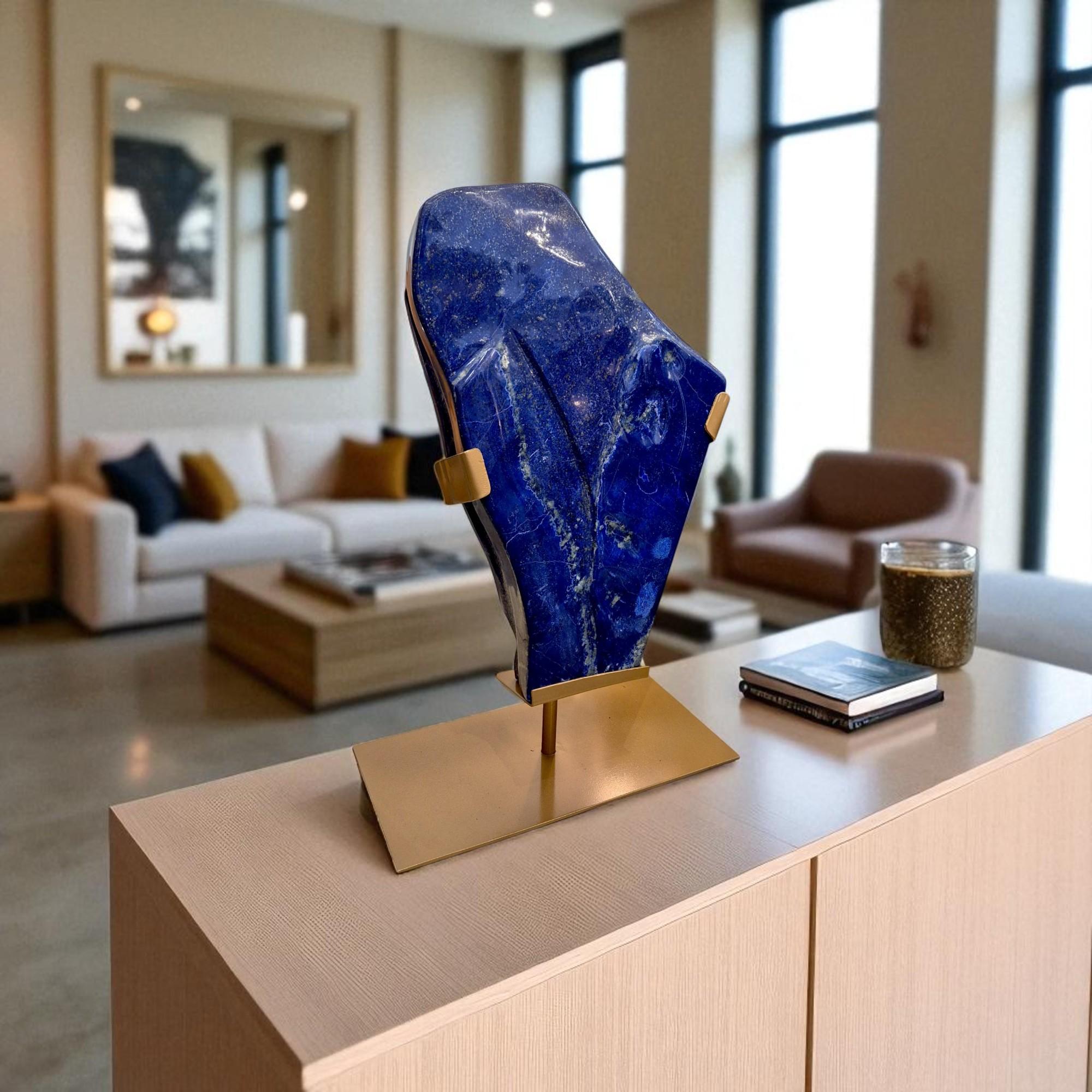 Estamos encantados de presentarte esta increíble pieza pulida de Lapislázuli, una roca metamórfica de color azul intenso que se utiliza a menudo en joyería y decoración. 

La piedra muestra una vibrante mezcla de tonos azules, entremezclados con