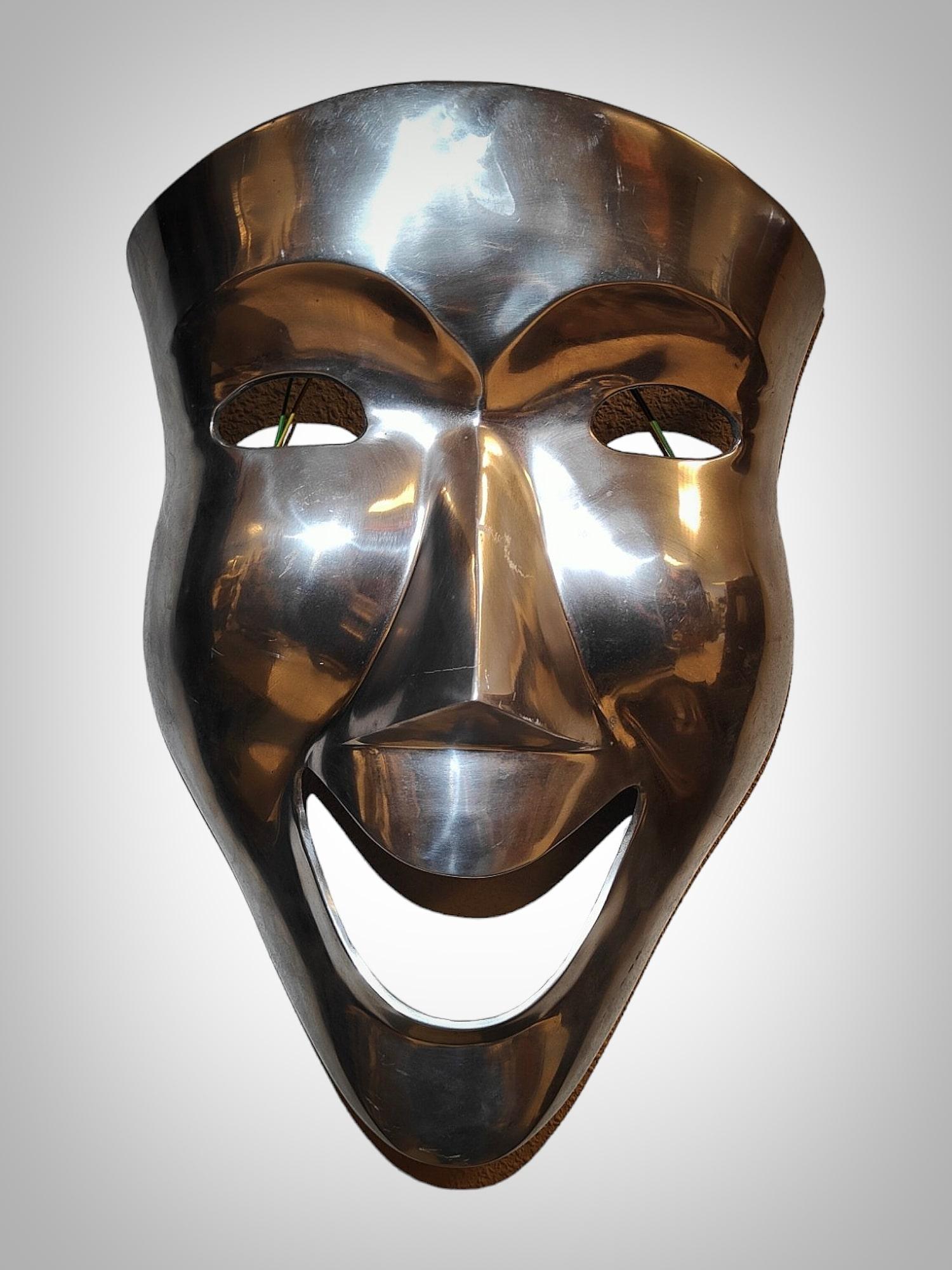 Grand masque décoratif en métal poli 63X40 cm Bon état - En vente à Madrid, ES