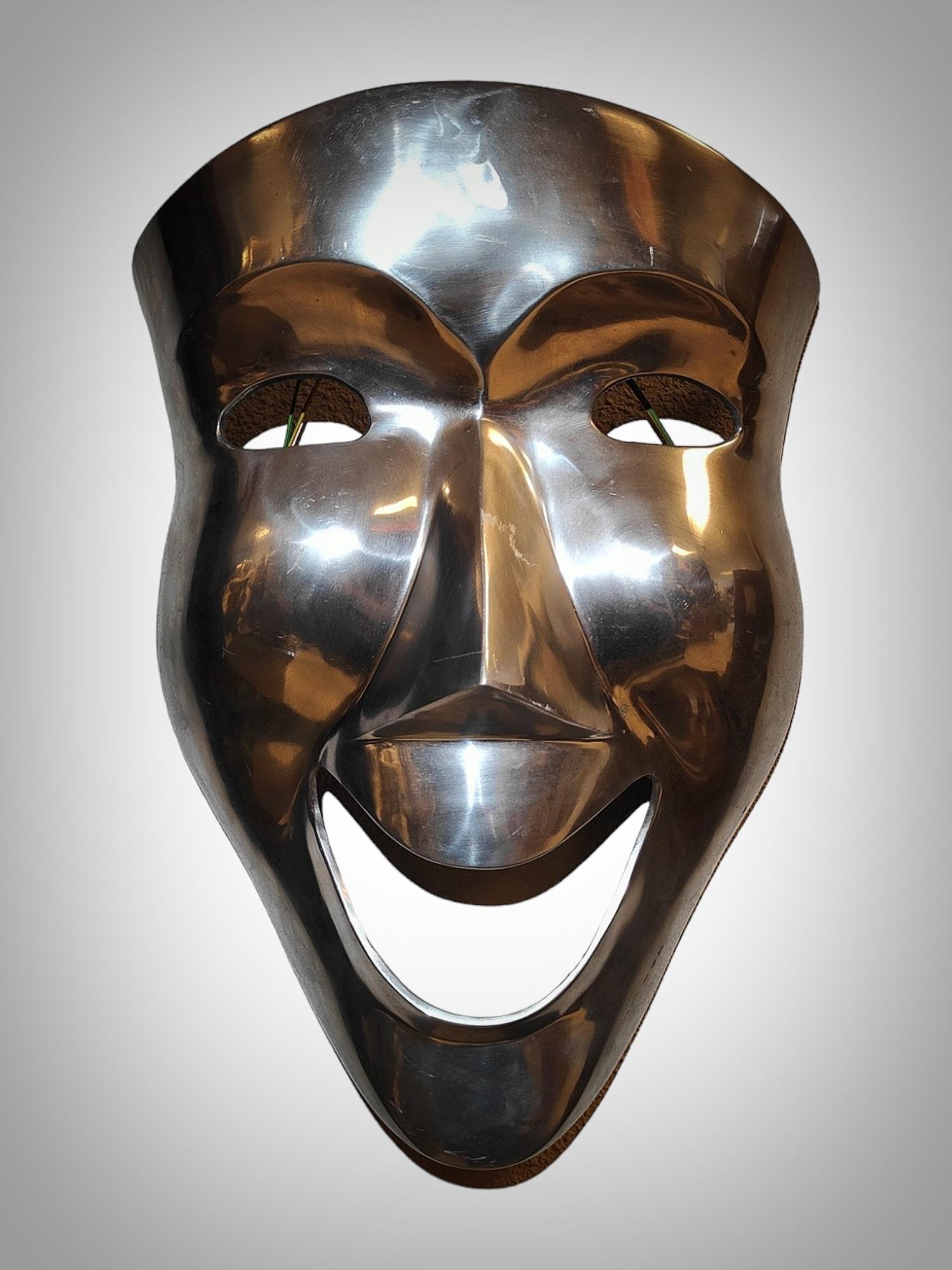 Milieu du XXe siècle Grand masque décoratif en métal poli 63X40 cm en vente