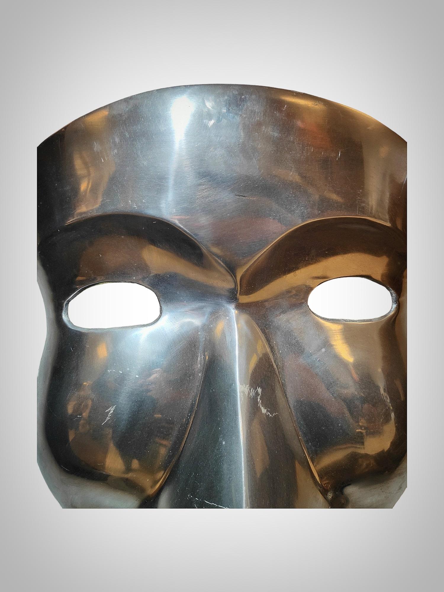 Métal Grand masque décoratif en métal poli 63X40 cm en vente