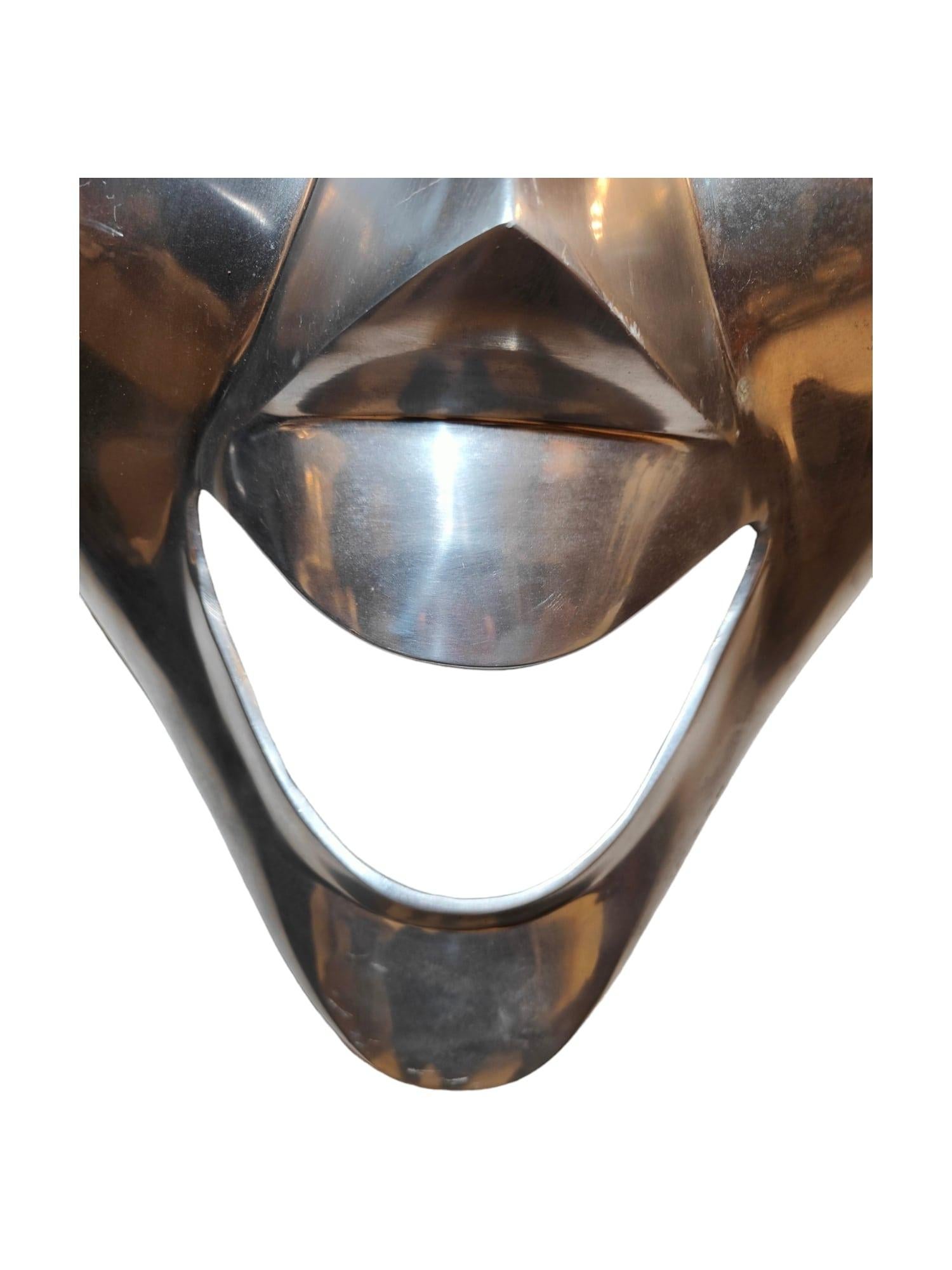 Grand masque décoratif en métal poli 63X40 cm en vente 2