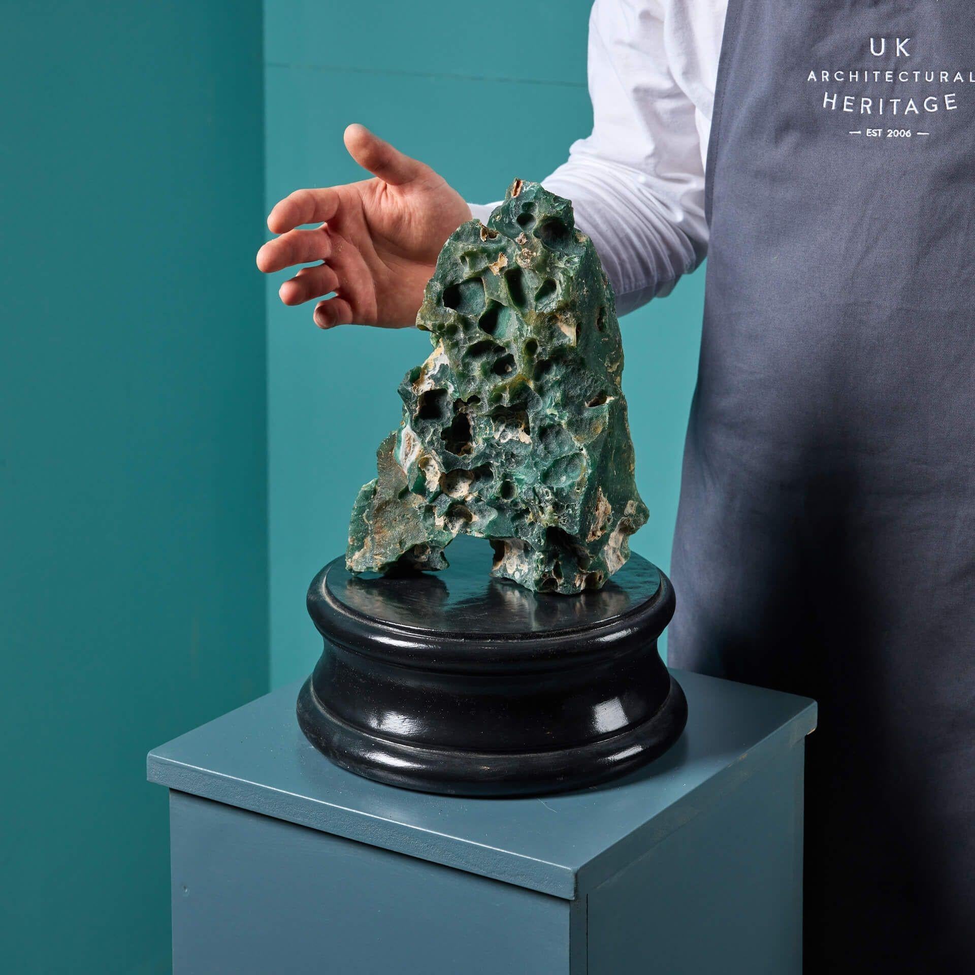 Un sorprendente esemplare di mtorolite di forma naturale di grandi dimensioni proveniente dallo Zimbabwe.

Questo raro minerale, noto anche come calcedonio cromato, presenta un'insolita forma irregolare che mette in mostra il suo verde vibrante e la