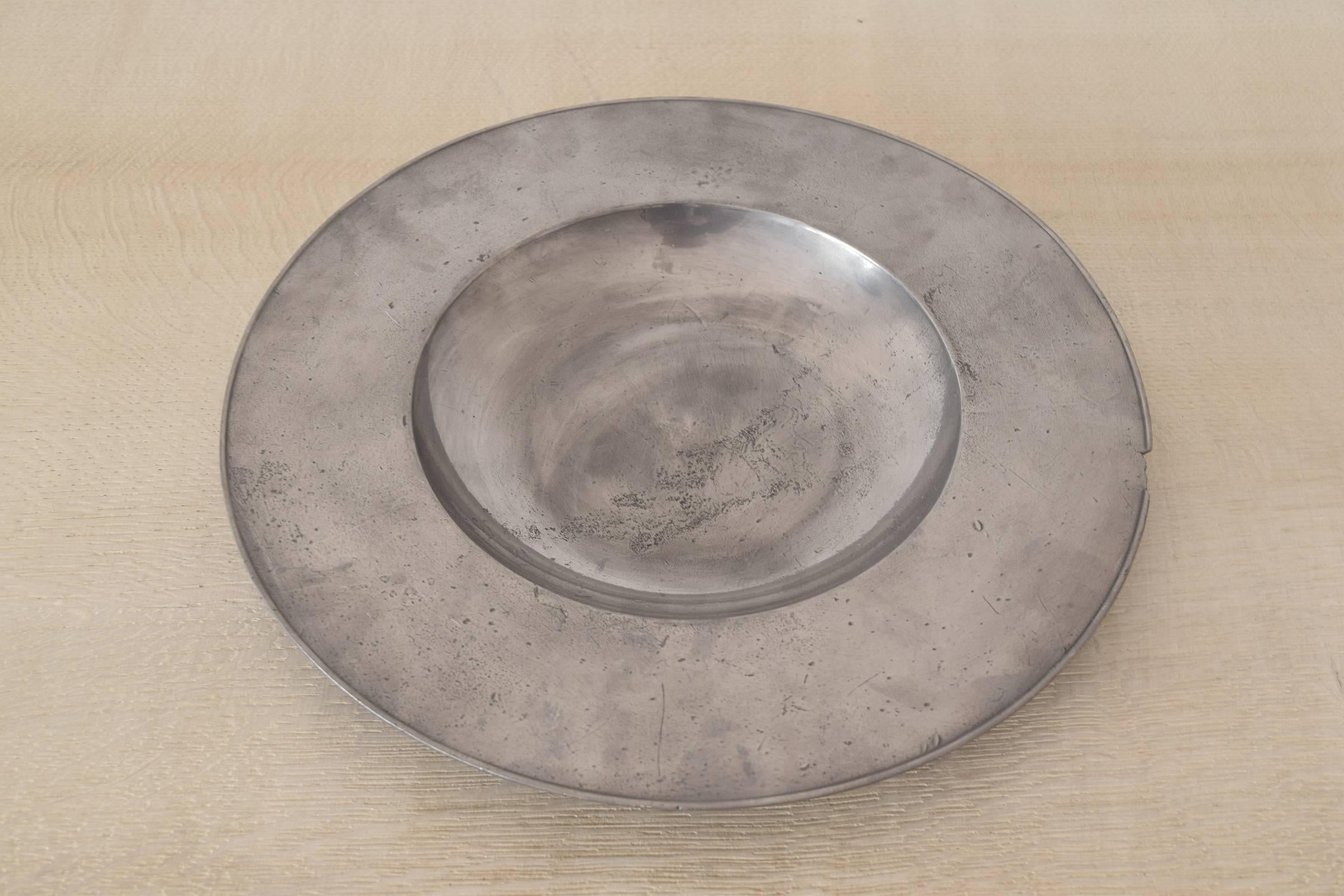 Wonderful shape of pewter dish.

Simple lines, understated and super quality.

Dutch, late 17th century. Rubbed marks.
