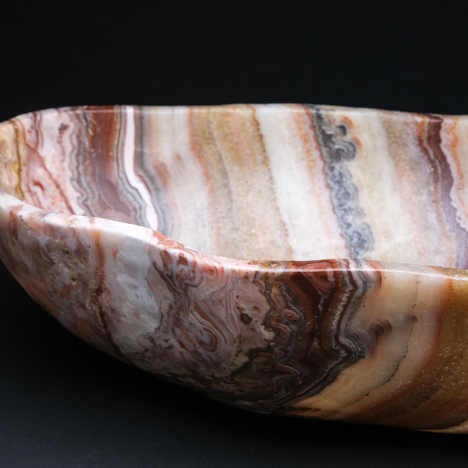 Large Polished Rainbow Onyx Canoe Bowl from Mexico (19.2 lbs) In New Condition For Sale In New York, NY