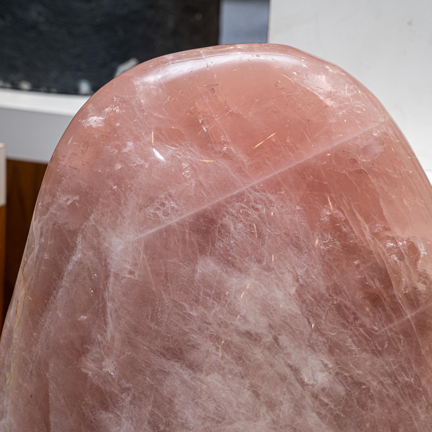 ENORME forma libera lucidata a mano di quarzo rosa traslucido naturale di prima qualità proveniente dal Madagascar. Tutti i lati sono lucidati a mano con una finitura liscia e specchiata. Questo grande esemplare sarà un bellissimo pezzo