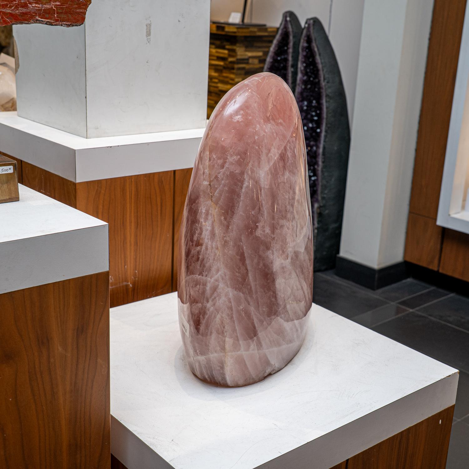 Grande quarzo rosa lucido a forma libera dal Madagascar In condizioni Nuovo in vendita a New York, NY