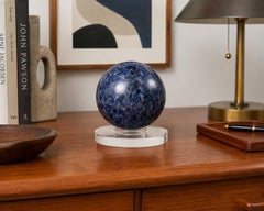 Esfera grande de sodalita pulida con soporte de acrílico transparente