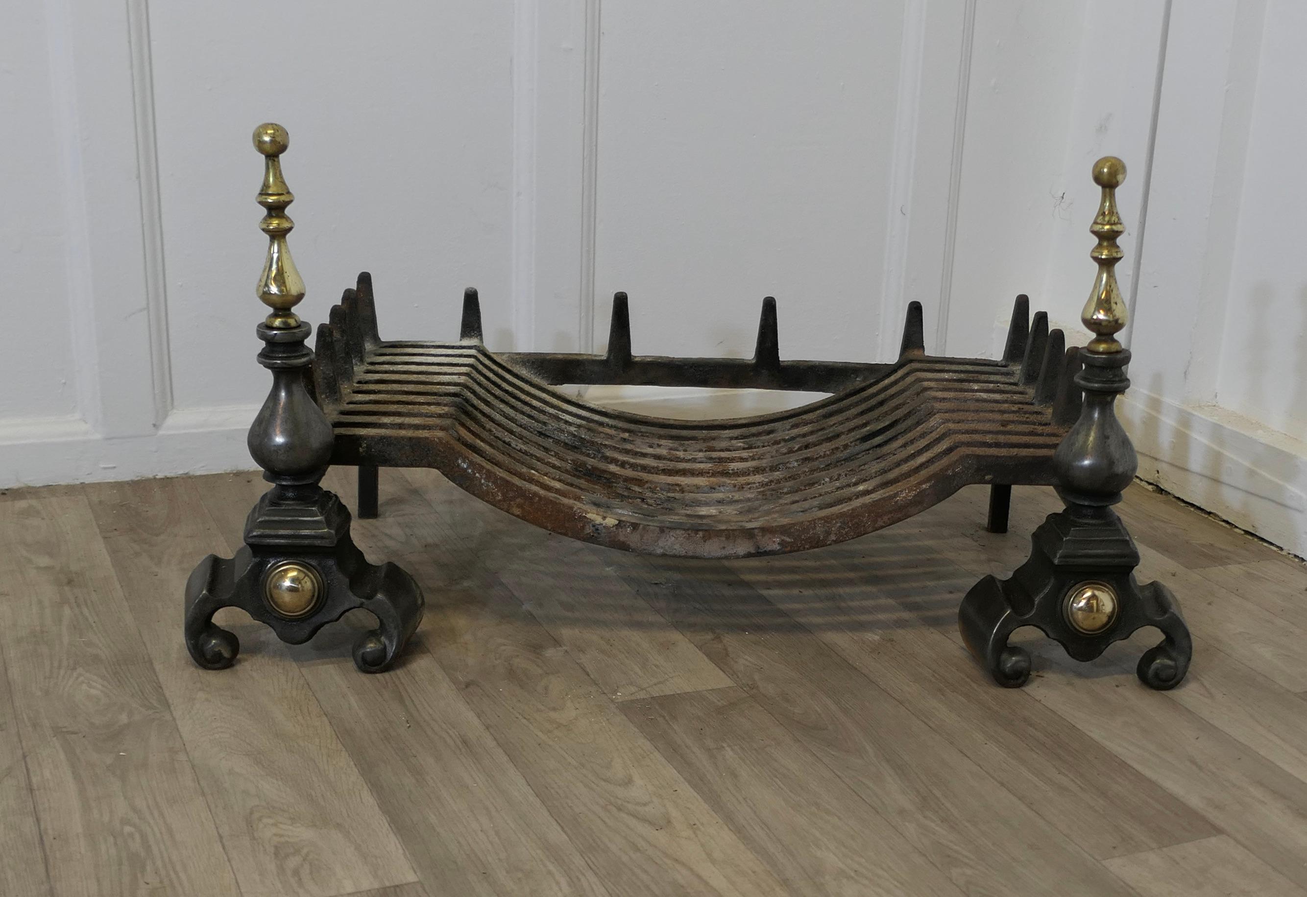Grande grille à bûches en acier poli et laiton sur chenets

Une grande paire de chenets en fer de la fin du 19ème siècle avec grille 

Il s'agit d'une bonne paire de chenets, en acier poli, avec des embouts en laiton et leur grille à bûches