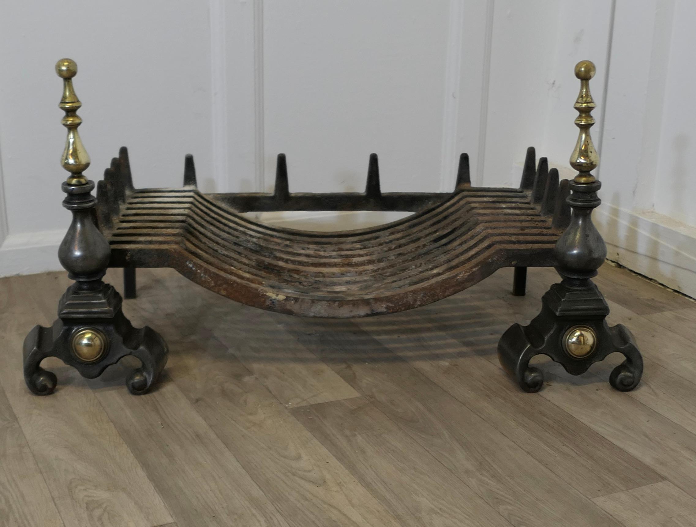 Style Adam Grande grille de bûches en acier poli et laiton sur chenets en vente