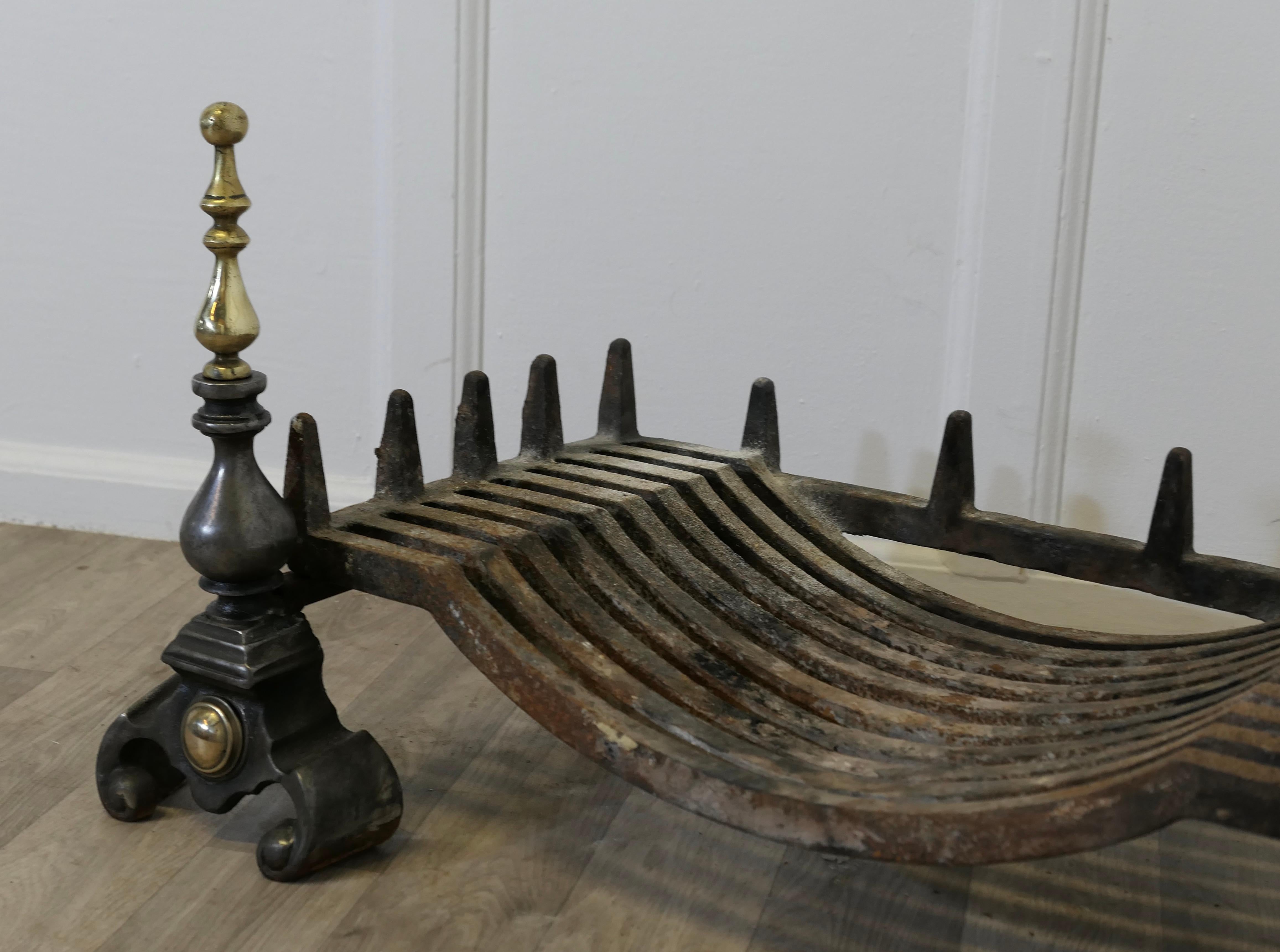 Fer Grande grille de bûches en acier poli et laiton sur chenets en vente
