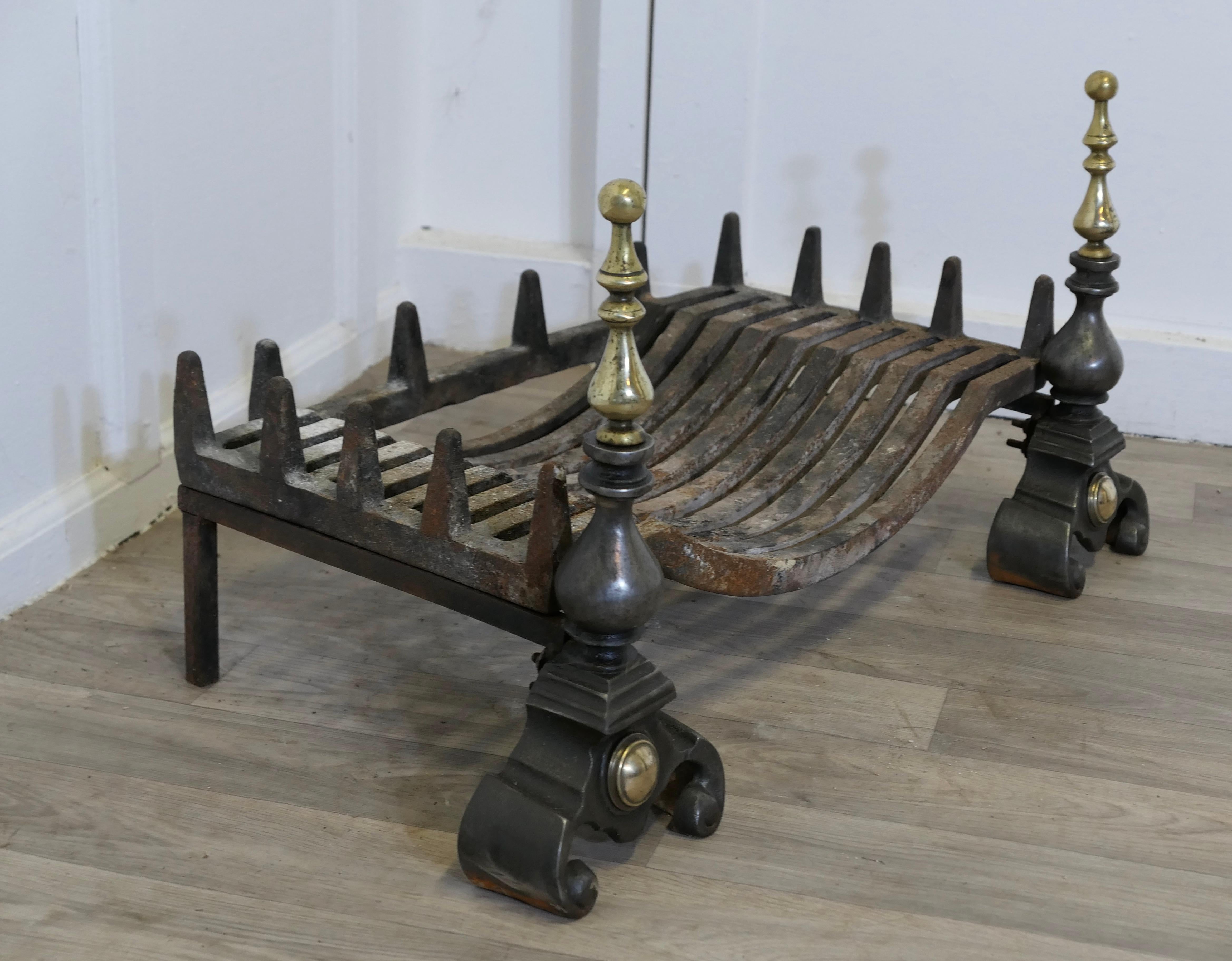 Grande grille de bûches en acier poli et laiton sur chenets en vente 1
