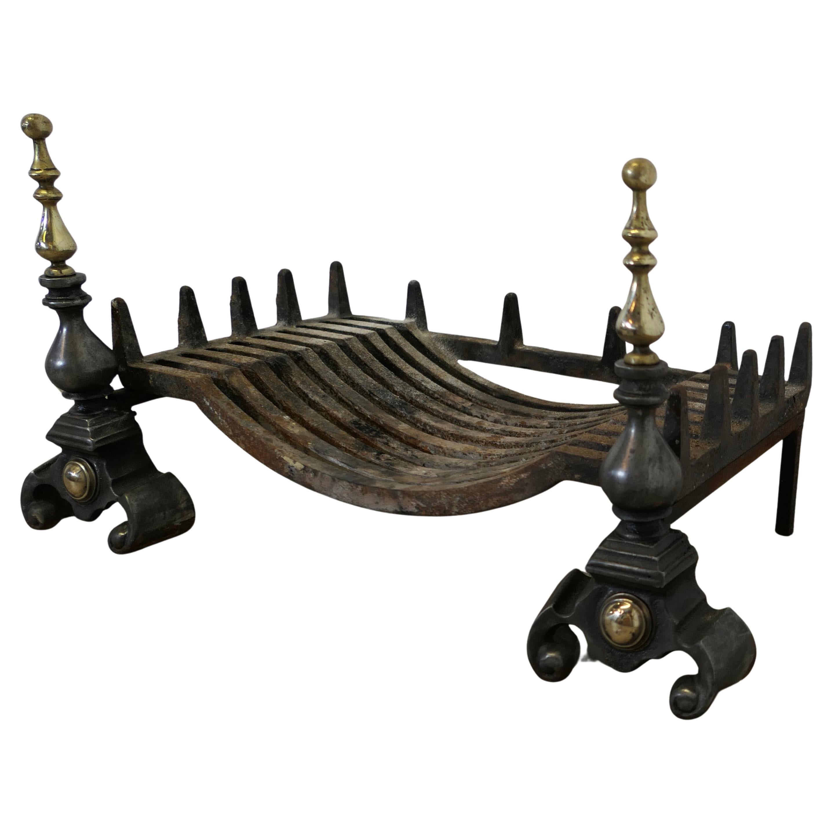 Grande grille de bûches en acier poli et laiton sur chenets en vente