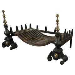 Grande grille de bûches en acier poli et laiton sur chenets