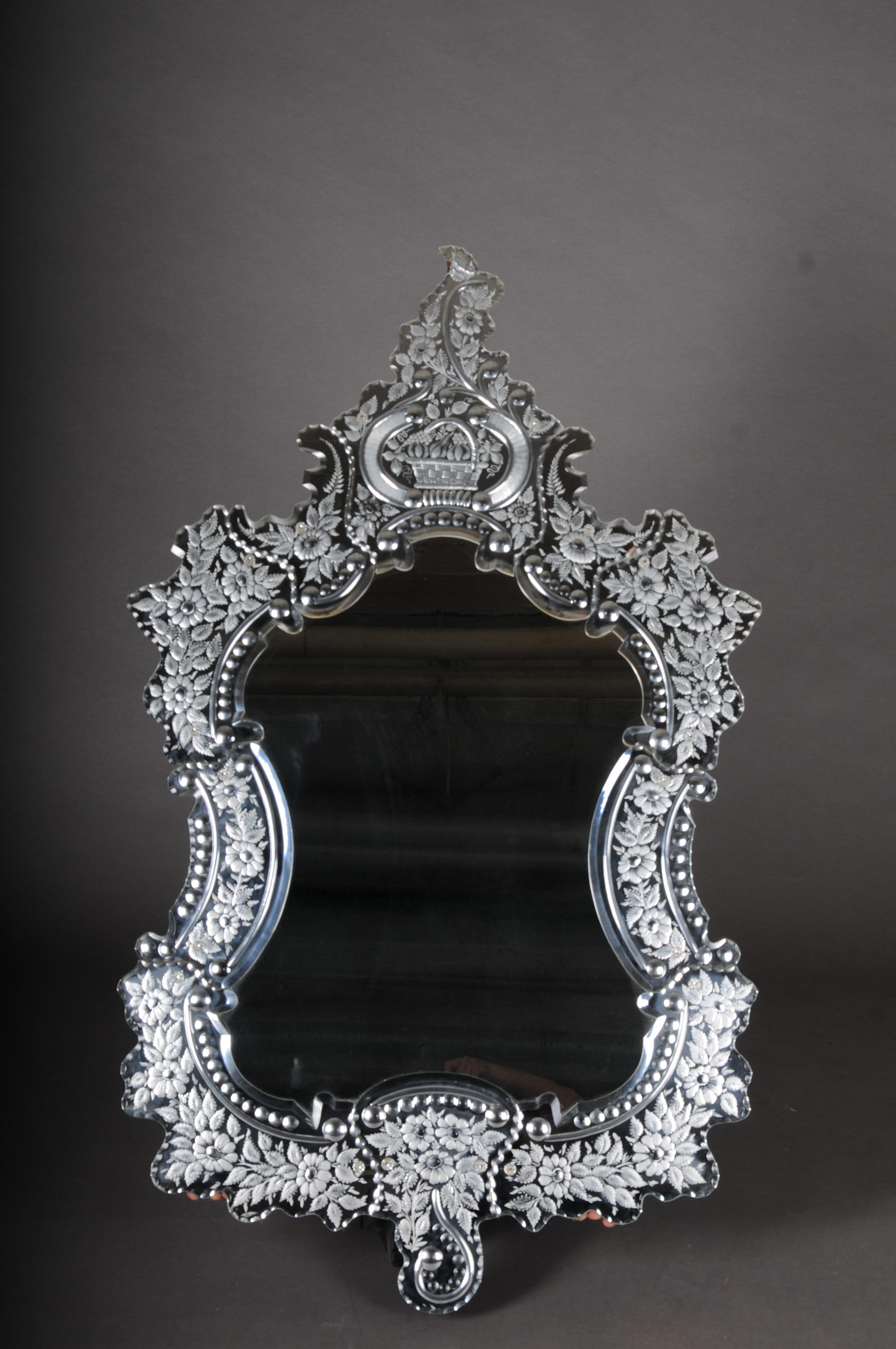 Large Polished Venetian Magnificent Wall Mirror, 20th Century

Finely polished wall mirror, multi-pass curved with a high crown. Circumferentially with floral border. Very impressive and finely polished. Back panel attached with wooden