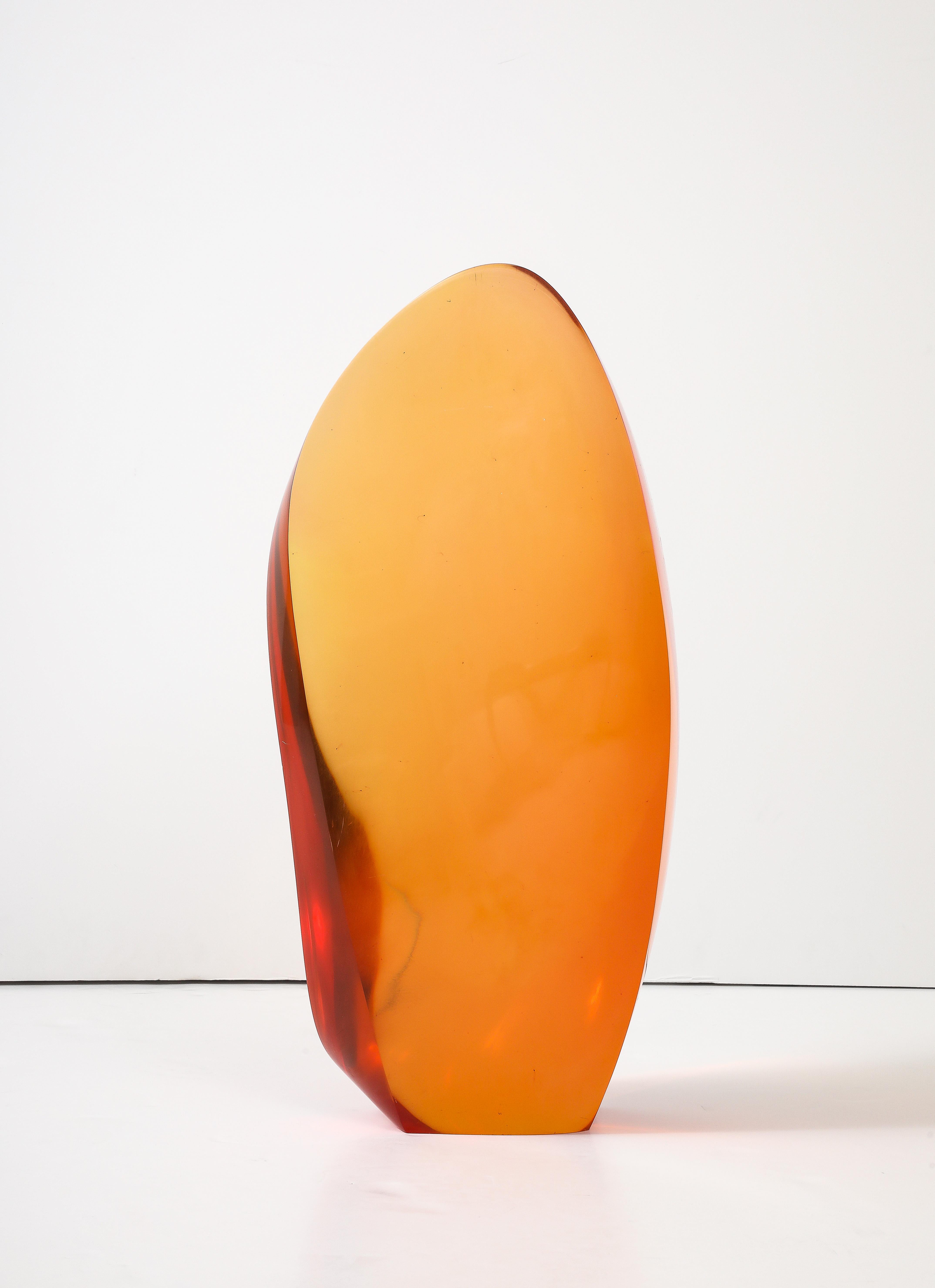 Scultura in poliresina extra large di Louis Von Koelnau firmata e datata 1981
4 / 24 della serie.
La bella forma astratta è in una calda tonalità ambra/arancio.
Ottime condizioni d'epoca con un paio di graffi minimi e leggeri dovuti all'età.  
