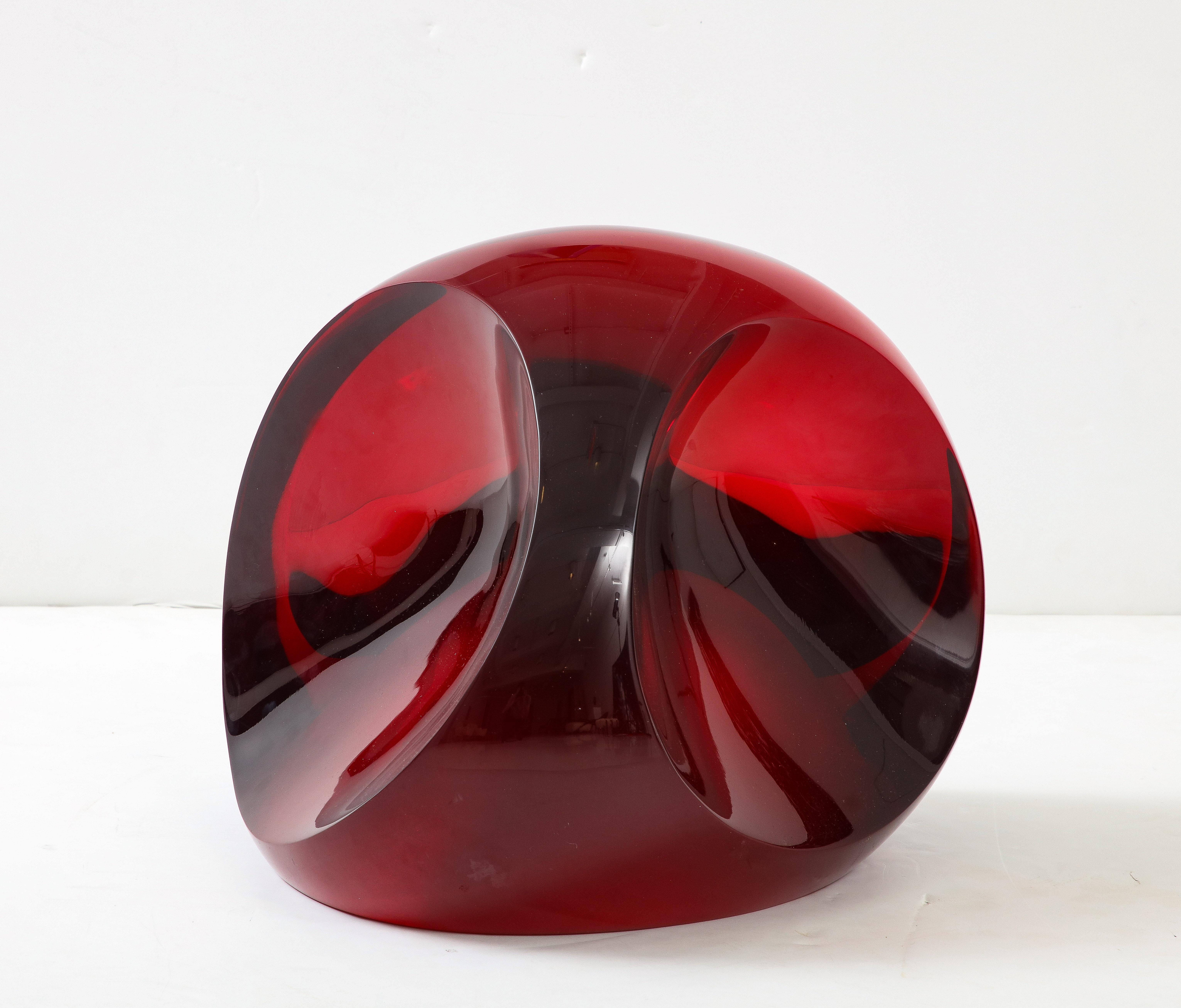 Louis Von Koelnau ( Américain 1924-2015 )
Grande sculpture abstraite en résine rouge, 1989 signature incisée, date 
et numéroté 13/48 sur la face inférieure.
Excellent état.