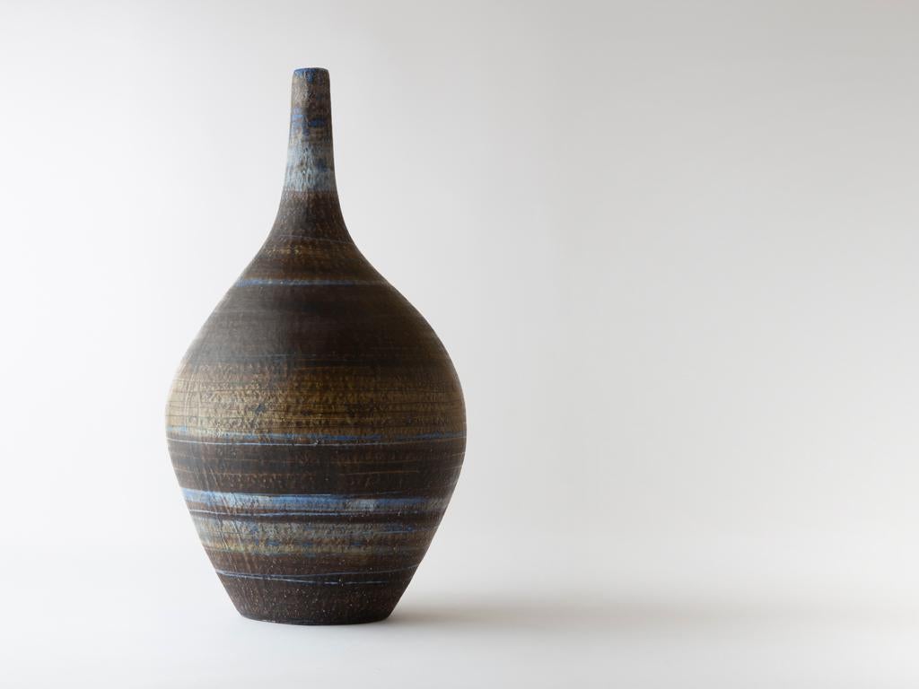1959 polychrome vase.
Turned ceramic.
Matte brown and blue enamels.
Signed: 'Les 2 potiers'.
Unique piece.