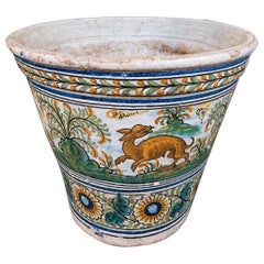 Großer, vielfarbiger Keramik-Blumenkübel mit einer Tierszene und Blumenmotiven