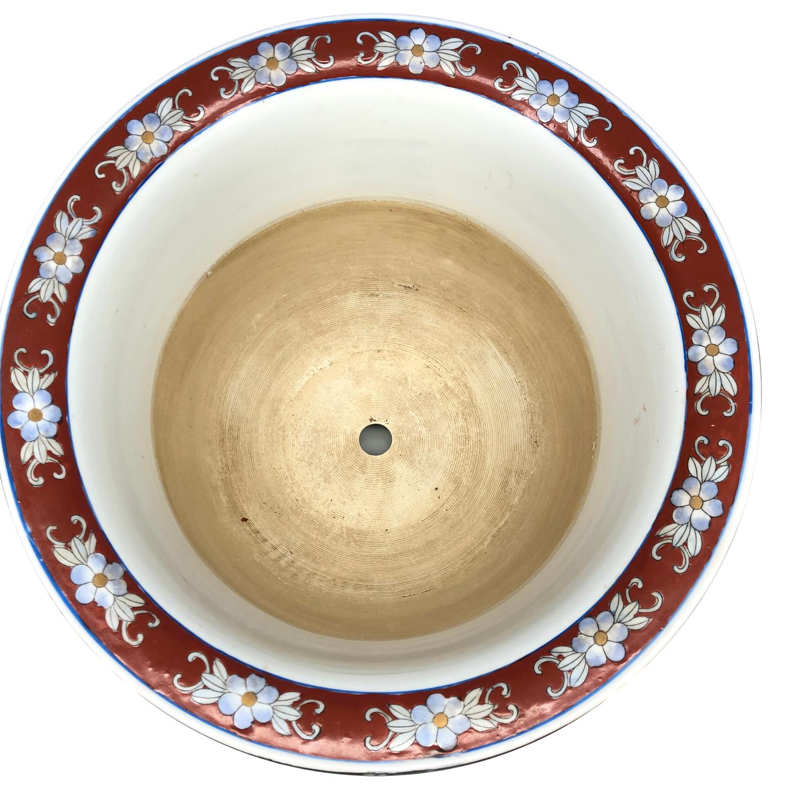 Gran Urna y Cargador de Jardinera de Porcelana China Policromada y Pintada a Mano Pintado a mano en venta