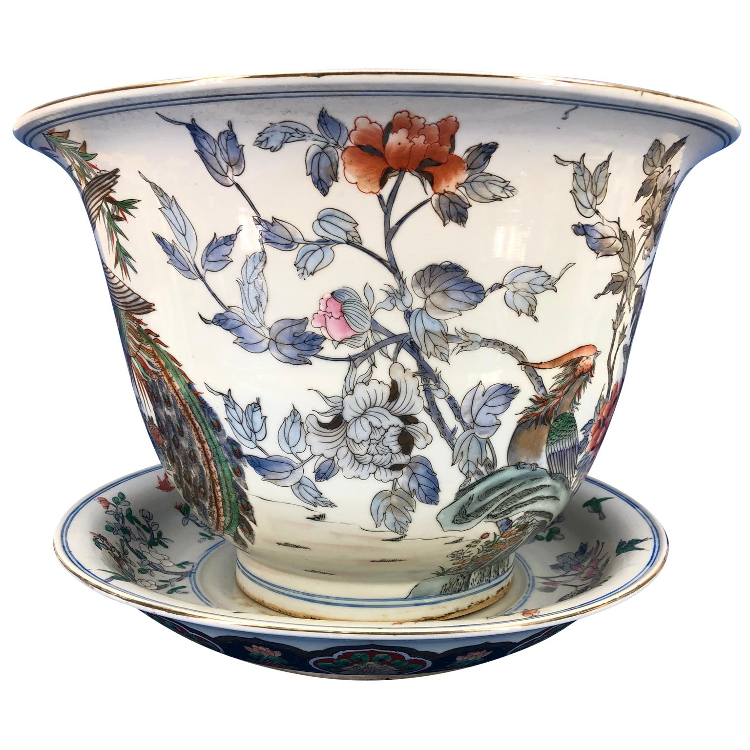 XIXe siècle Urne et chargeur Jardinière en porcelaine polychrome chinoise peinte à la main en vente