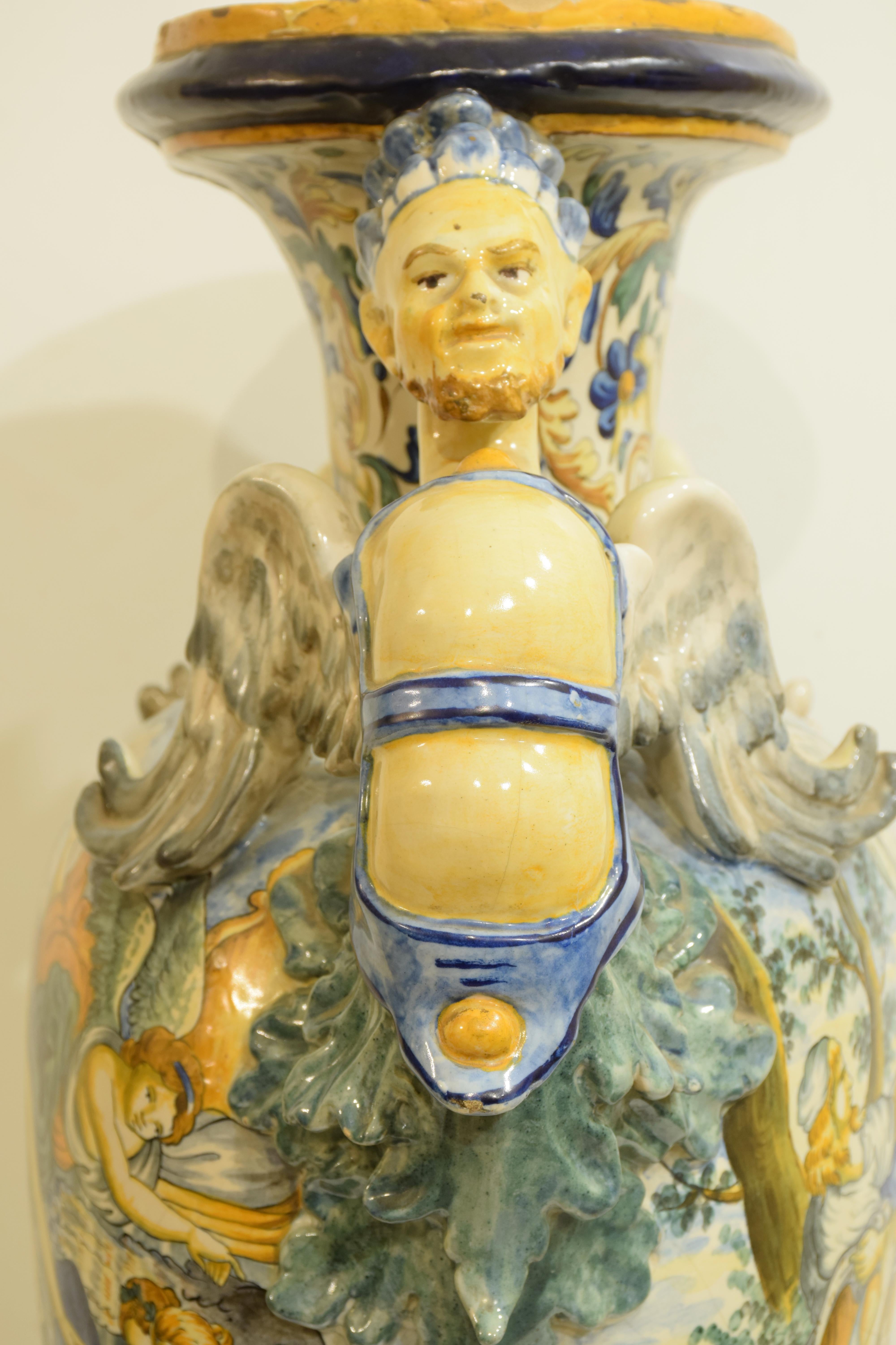 Grand vase en majolique polychrome, Italie, milieu du XIXe siècle en vente 1