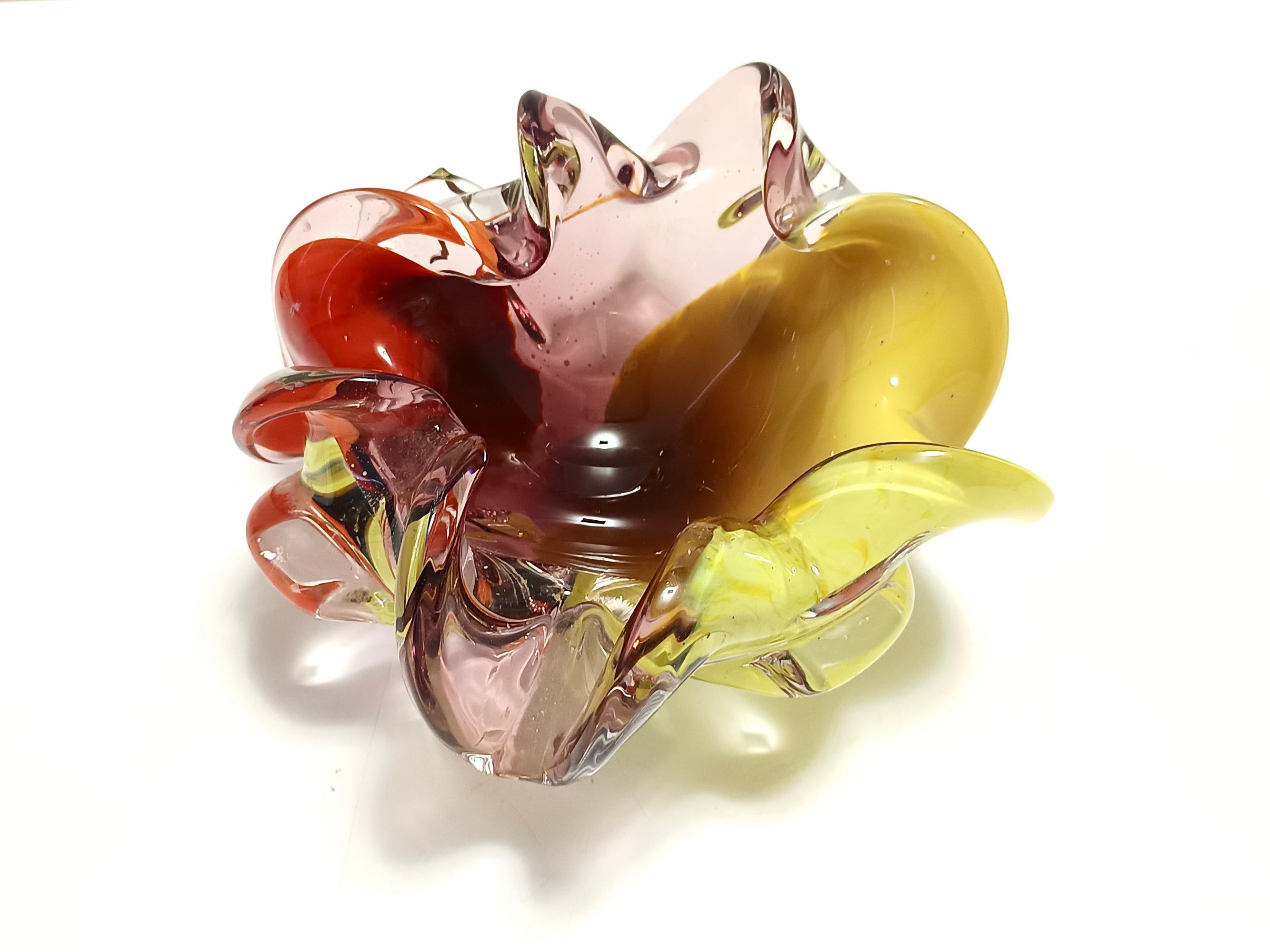 Milieu du XXe siècle Grand cendrier polychrome en verre de Murano / Vide-Poche attr. à Toso, Italie en vente