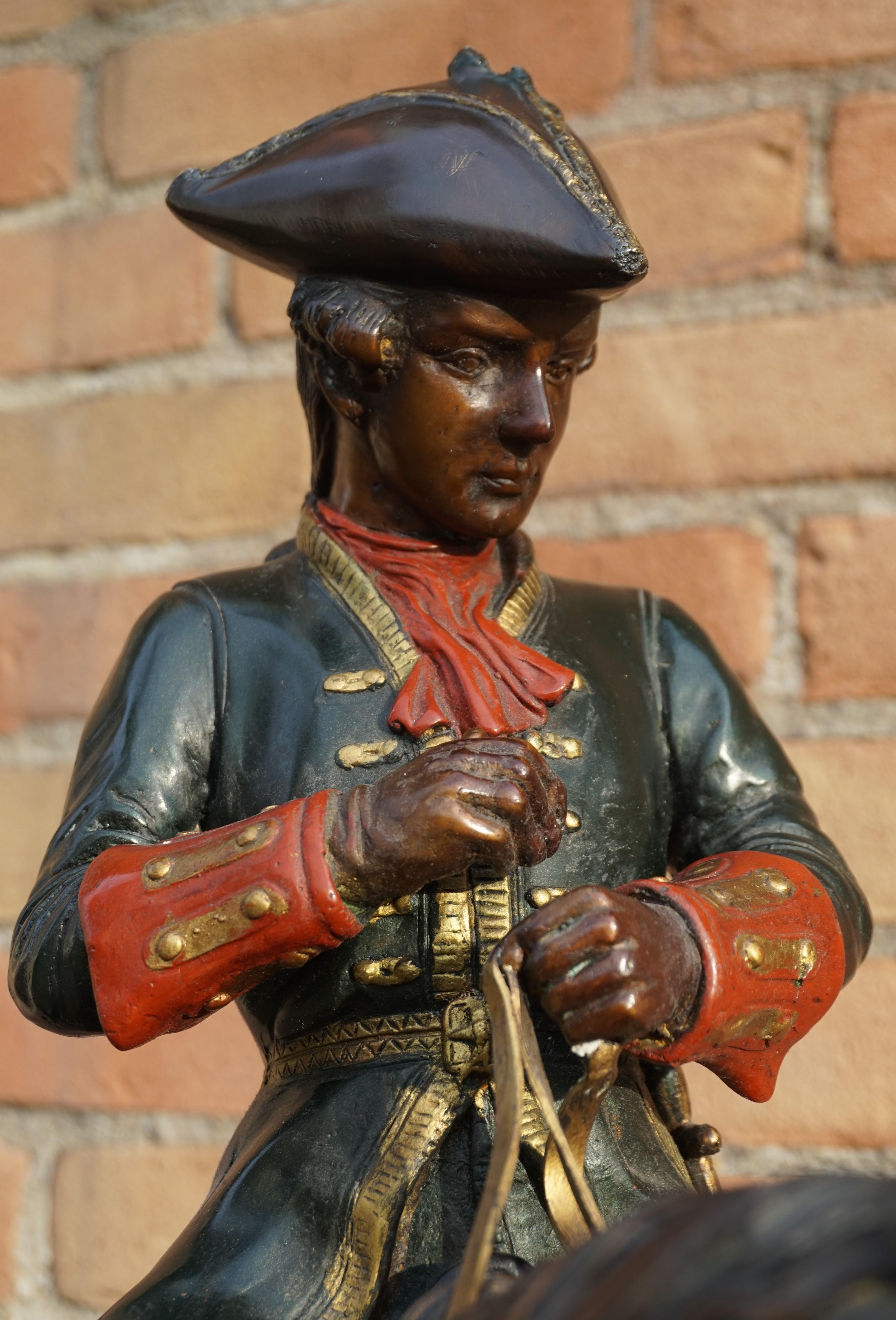 Große polychrom bemalte Bronzeskulptur eines jungen Pferdes, das auf Napoleon reitet, Napoleon 4