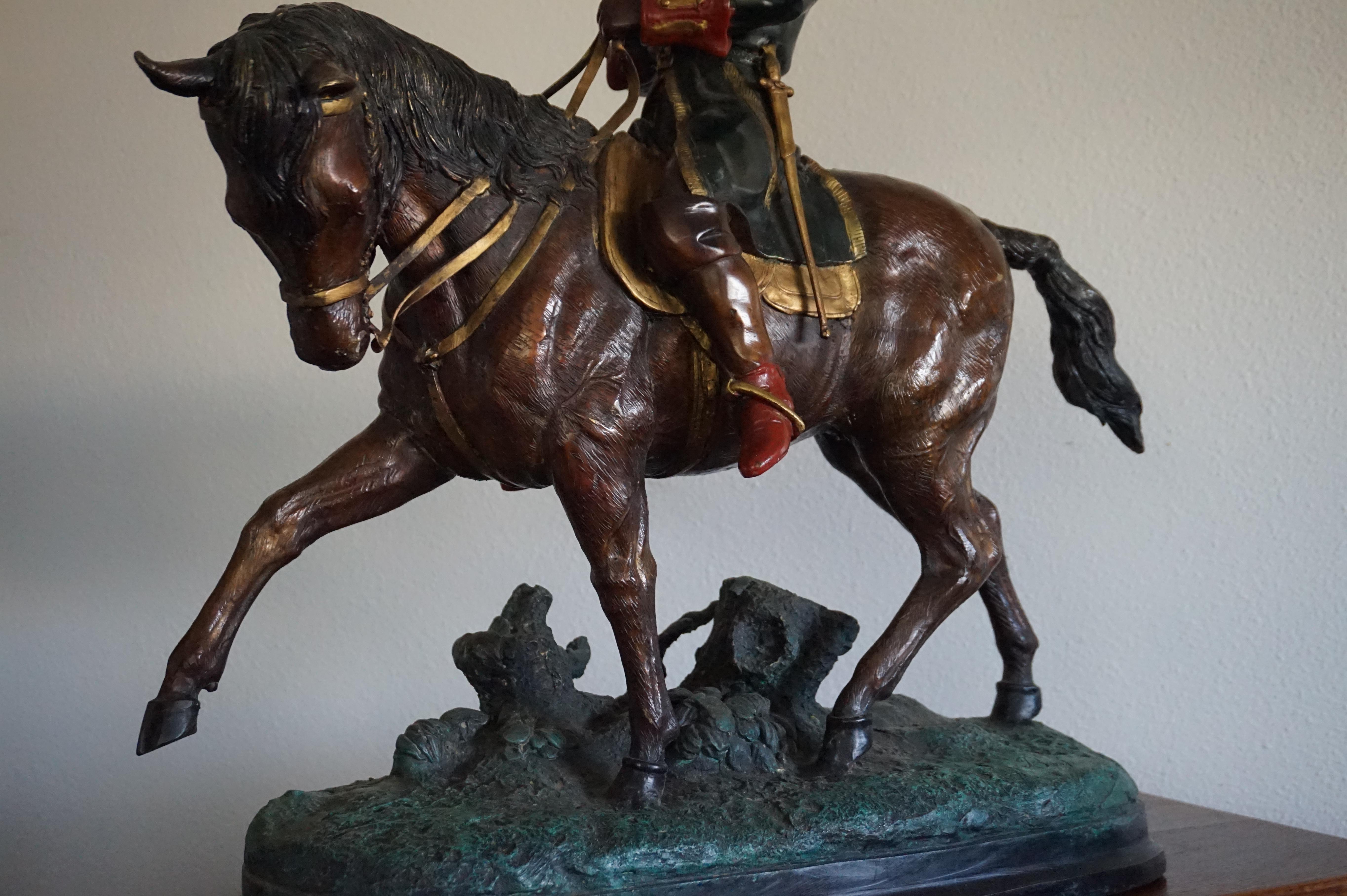 Große polychrom bemalte Bronzeskulptur eines jungen Pferdes, das auf Napoleon reitet, Napoleon 5