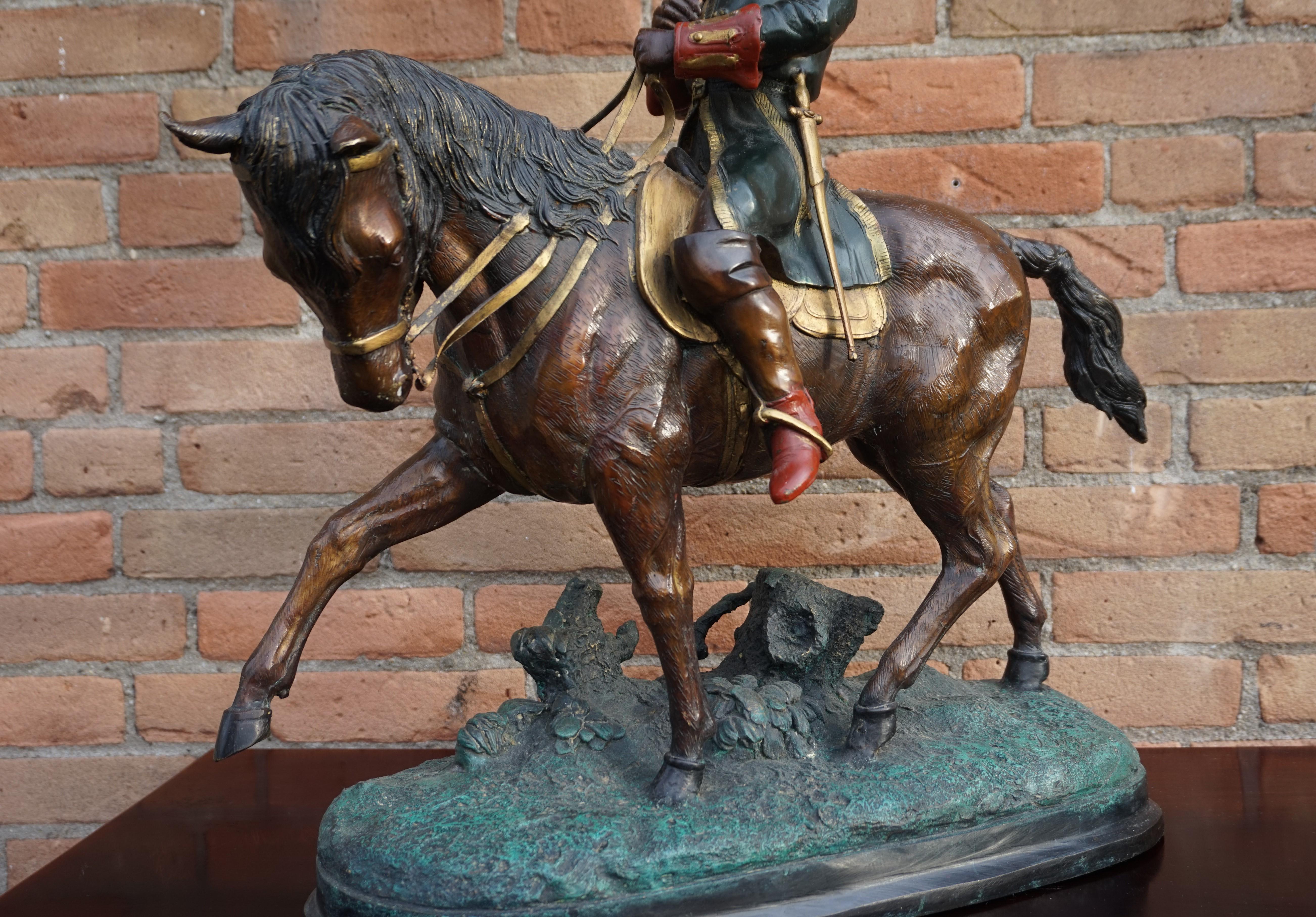 Große polychrom bemalte Bronzeskulptur eines jungen Pferdes, das auf Napoleon reitet, Napoleon 6