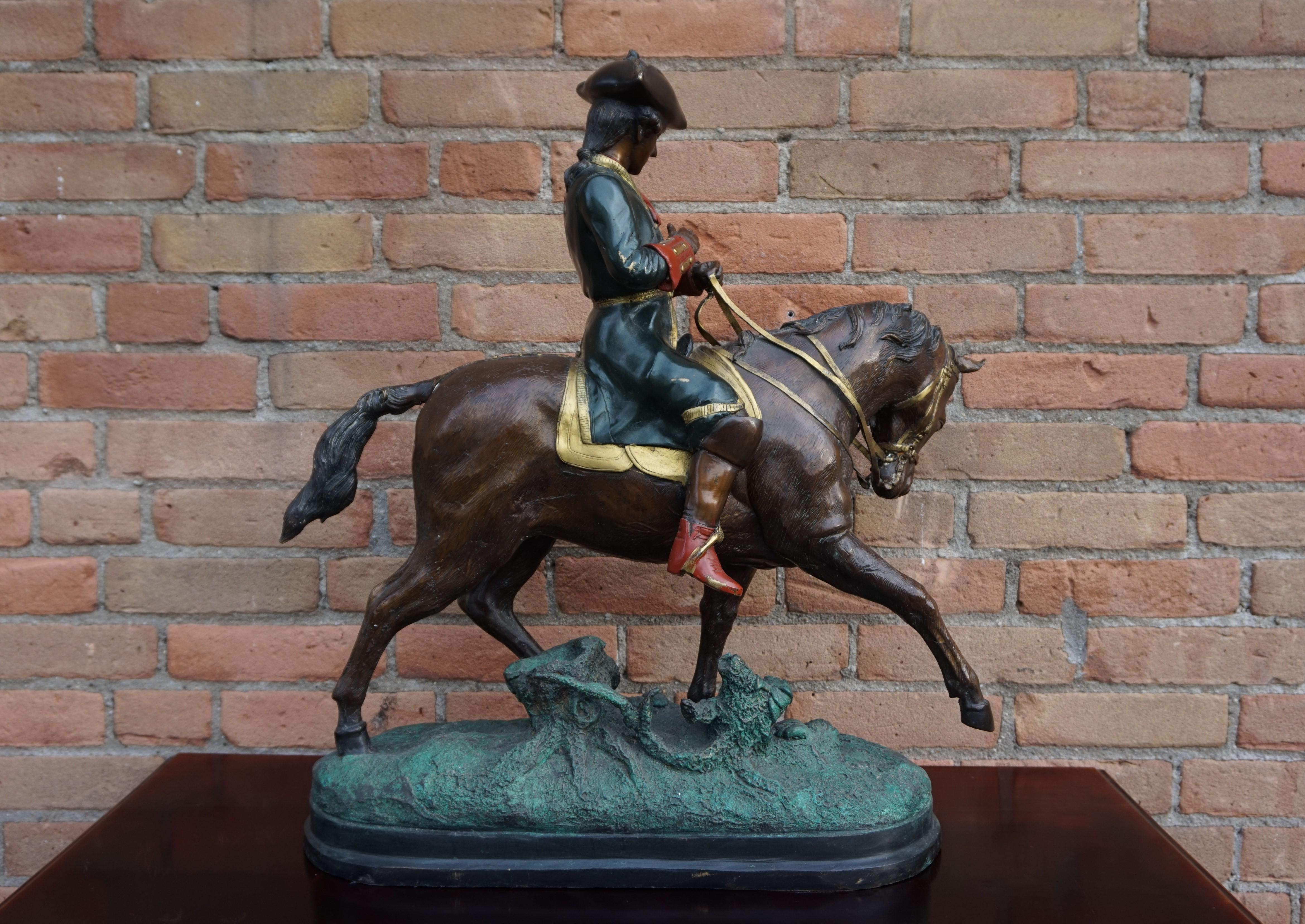 Große polychrom bemalte Bronzeskulptur eines jungen Pferdes, das auf Napoleon reitet, Napoleon im Angebot 9