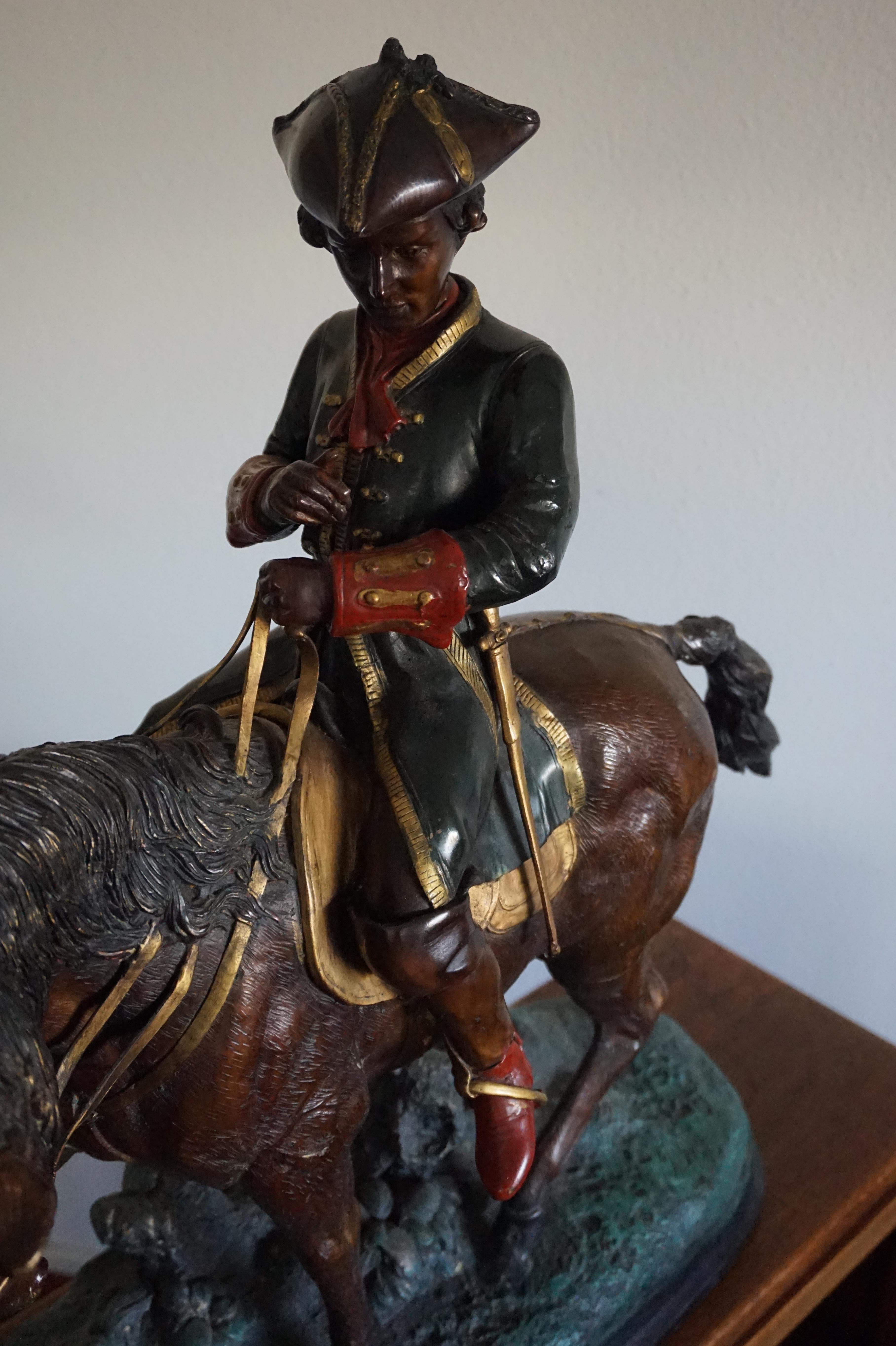 Große polychrom bemalte Bronzeskulptur eines jungen Pferdes, das auf Napoleon reitet, Napoleon im Angebot 11