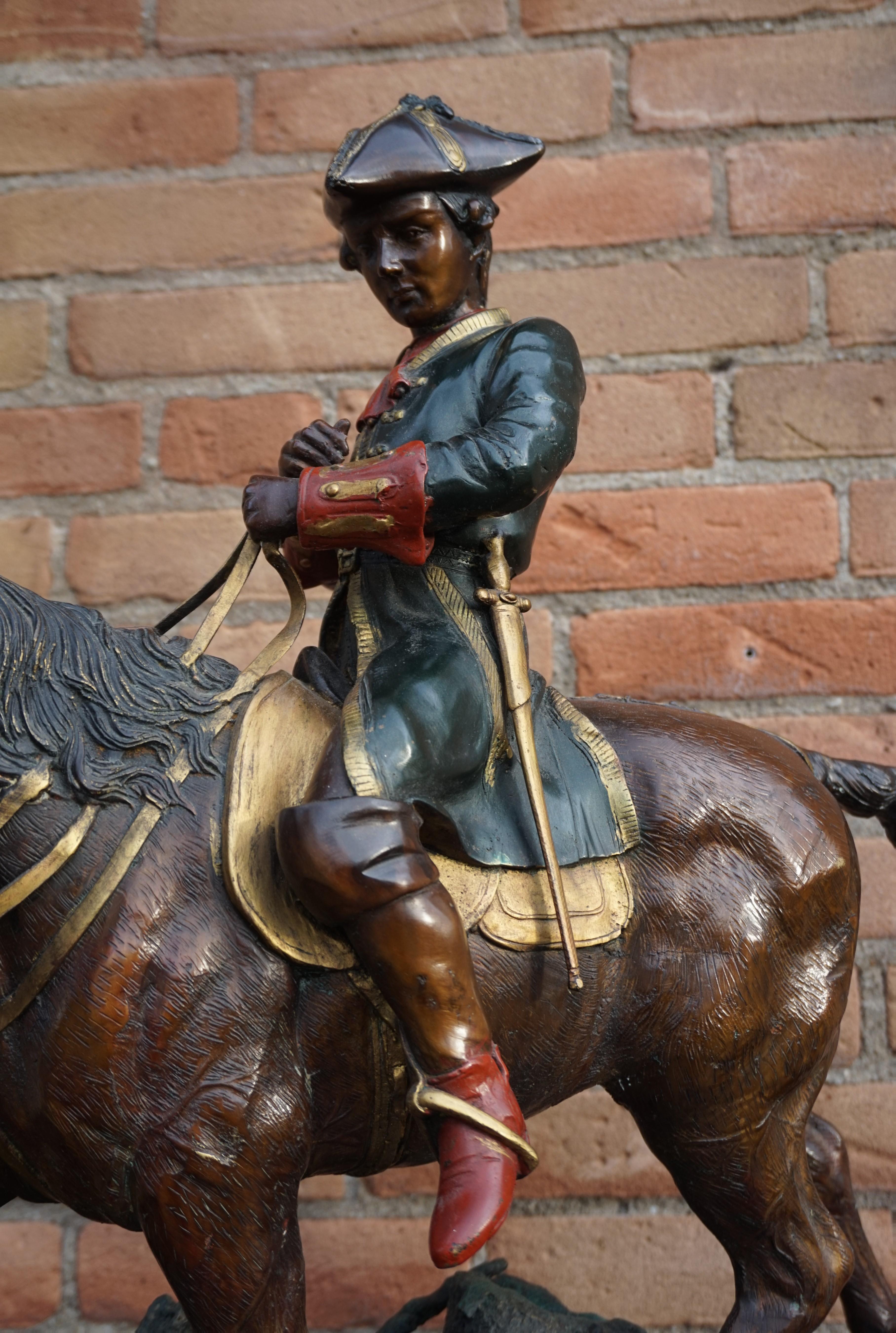 Große polychrom bemalte Bronzeskulptur eines jungen Pferdes, das auf Napoleon reitet, Napoleon (Französisch) im Angebot