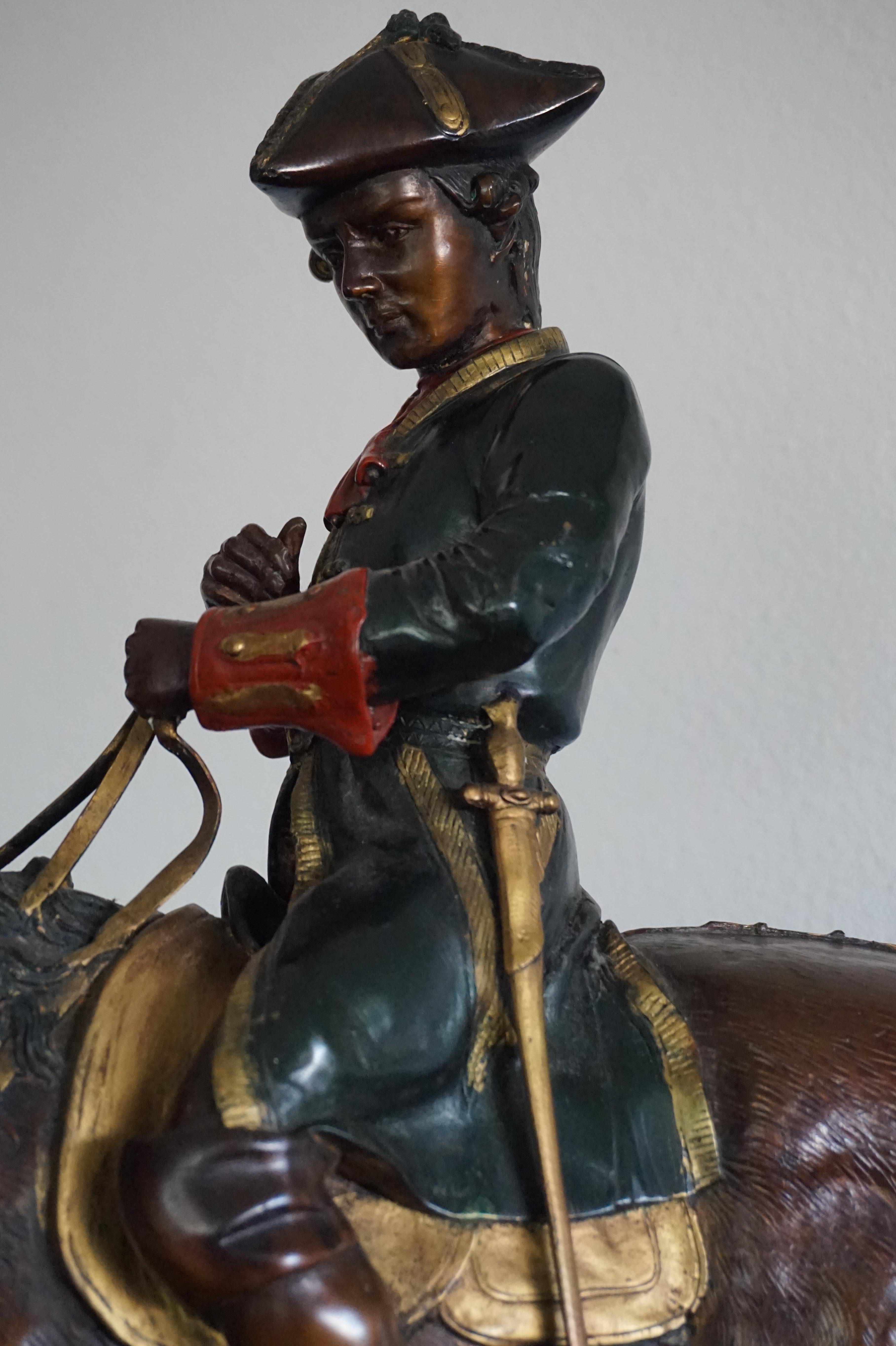 Große polychrom bemalte Bronzeskulptur eines jungen Pferdes, das auf Napoleon reitet, Napoleon (Polychromiert) im Angebot