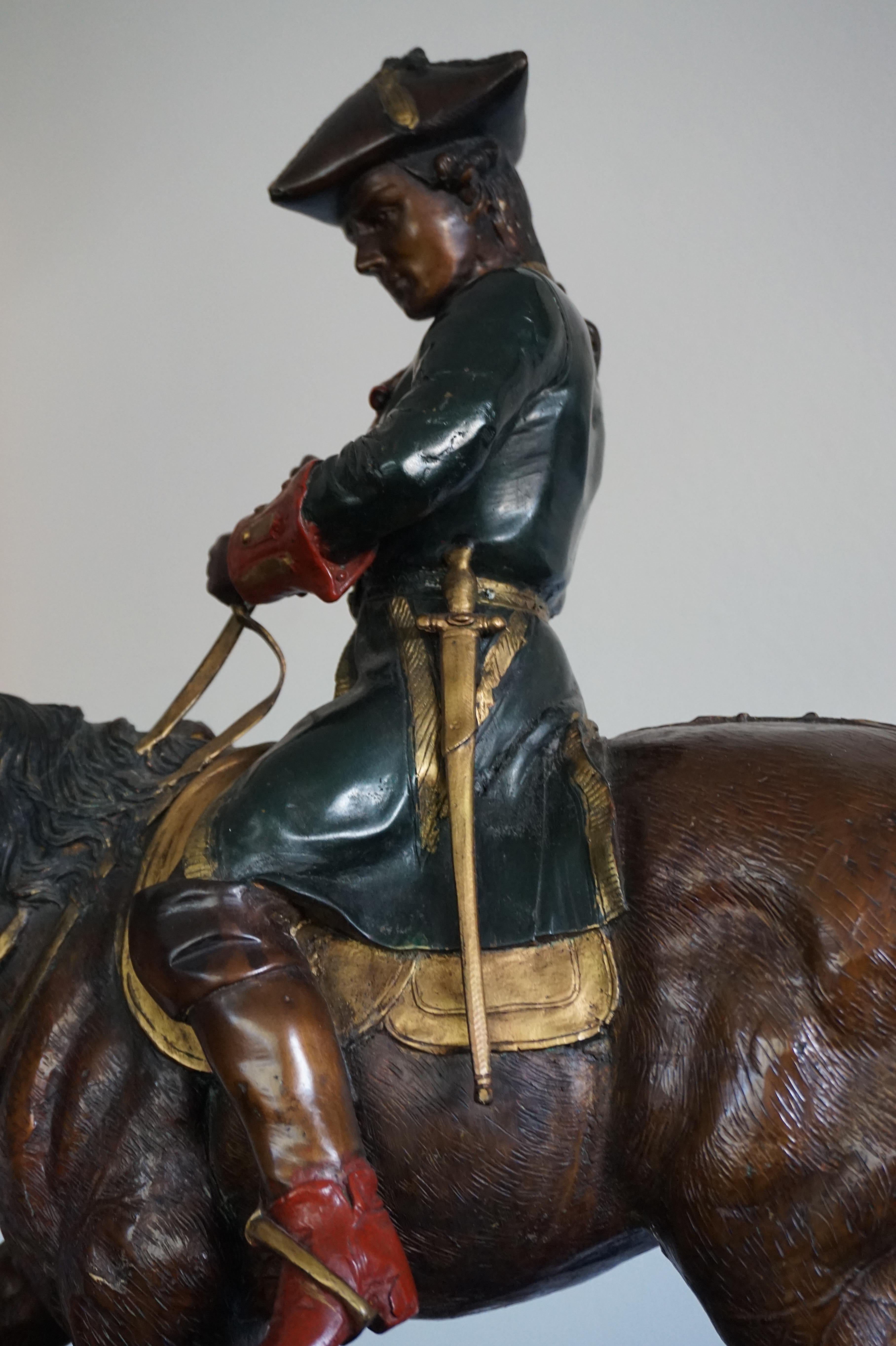 Große polychrom bemalte Bronzeskulptur eines jungen Pferdes, das auf Napoleon reitet, Napoleon im Zustand „Gut“ in Lisse, NL